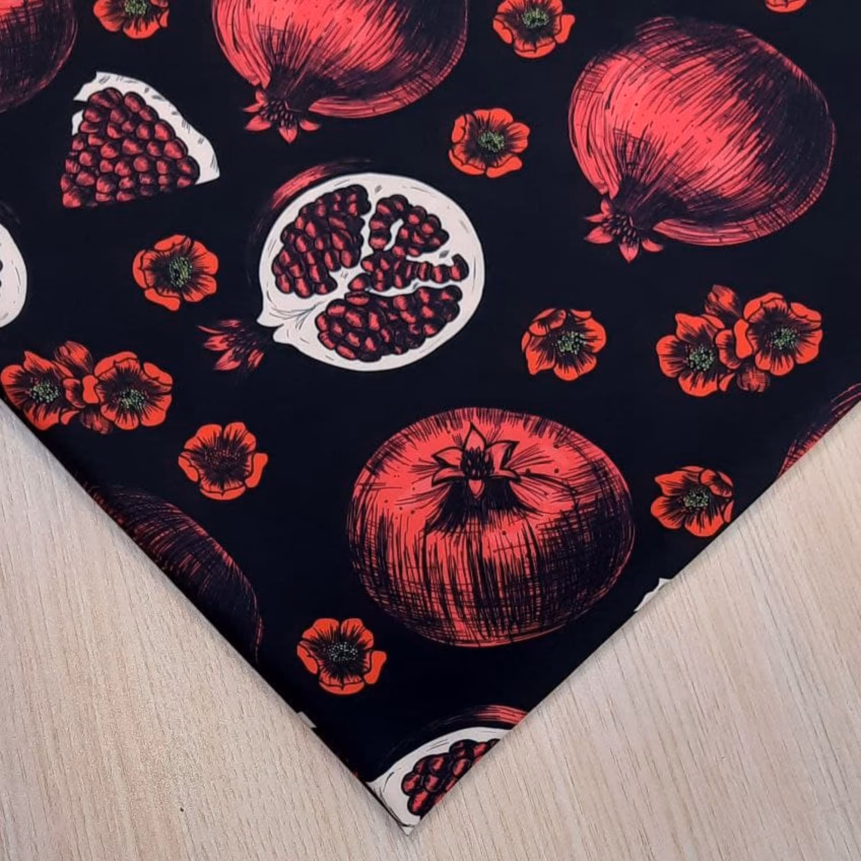 پارچه کرپ بوگاتی عرض 150 مناسب شب یلدا در طرح های جذاب و متنوع (9)