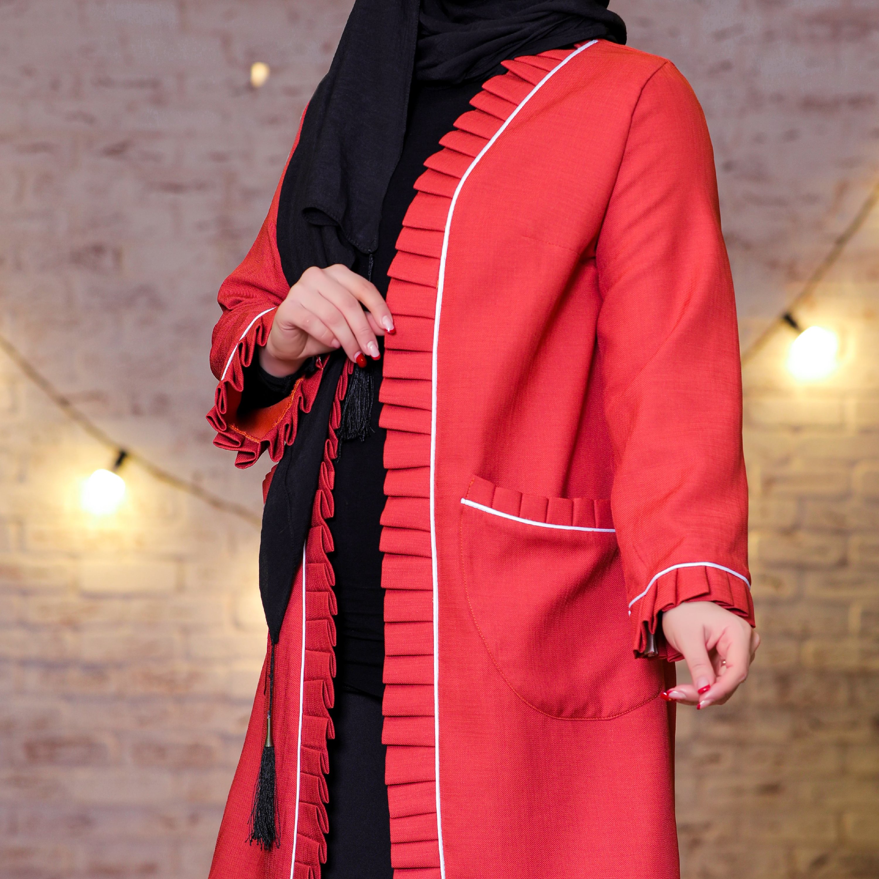 مانتو ( کد 109) این مانتو از جلو و روی دسته چین خورده و جلو باز می باشد از پارچه نانو مزوندوزی شده است