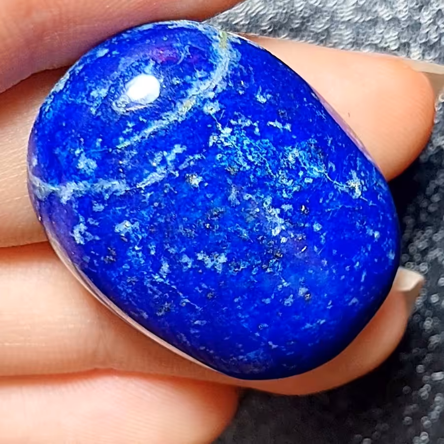 سنگ لاجورد بسیار  خاص و زیبا با برش بیضی شکل کدM177
