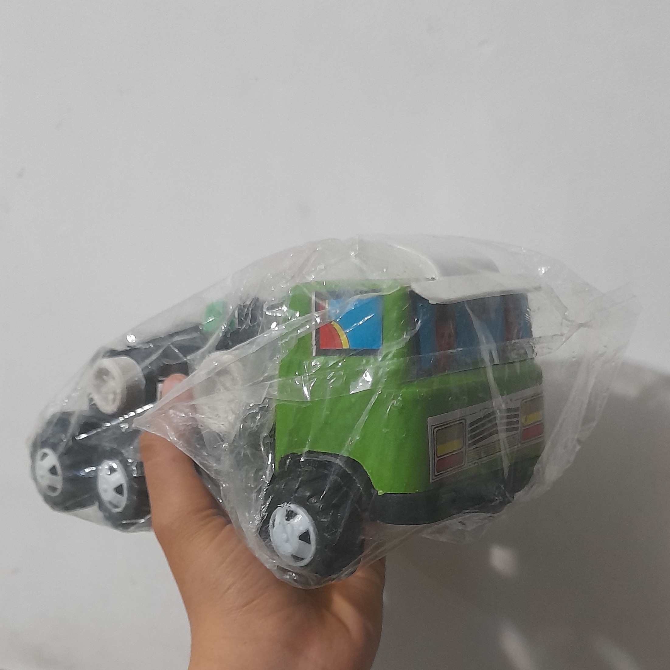 ماشین کامیون ویک عددماشین کوچک روی ان