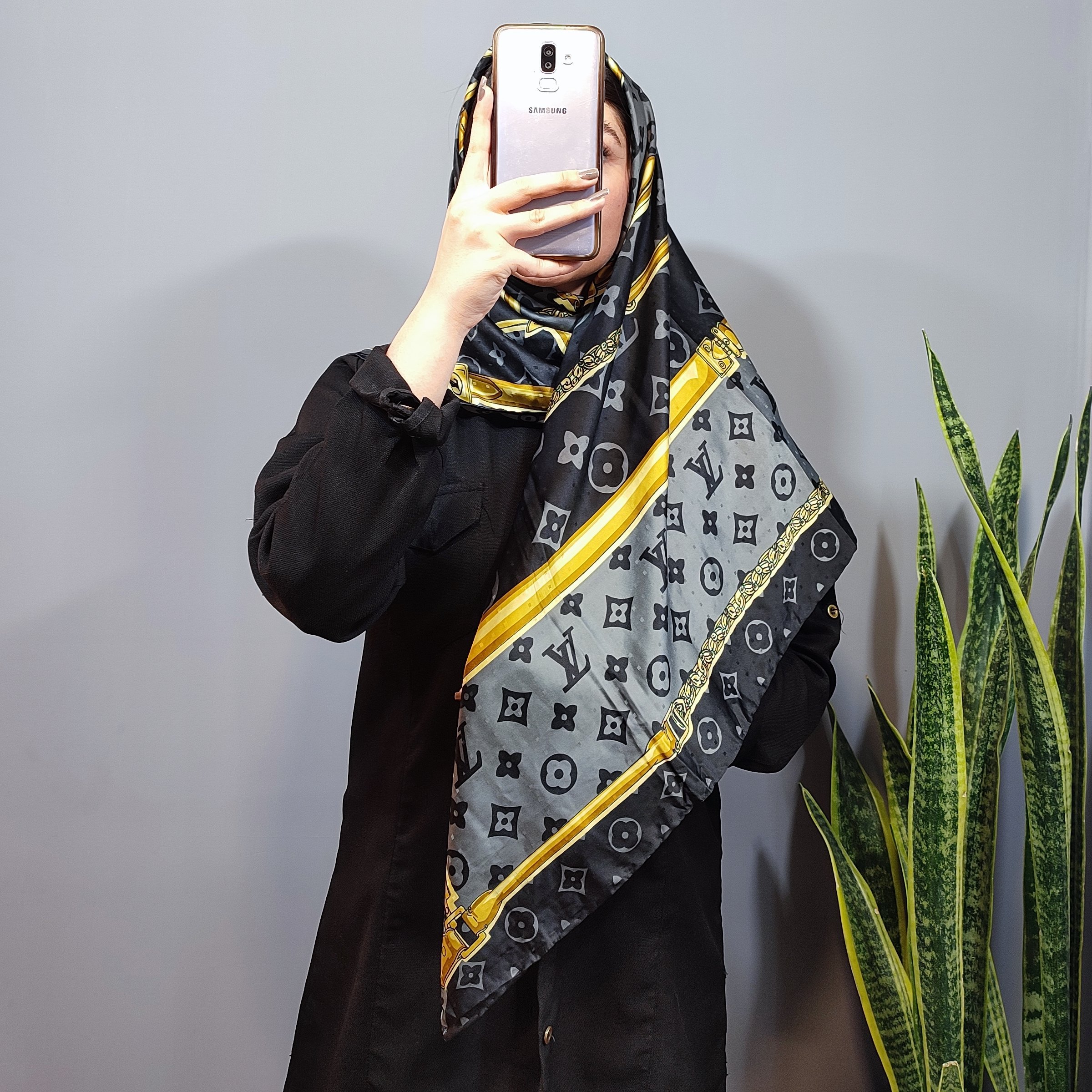 روسری ابریشم،قواره متوسط،دور دست دوز،رنگبندی متنوع،بدون پُرز دهی