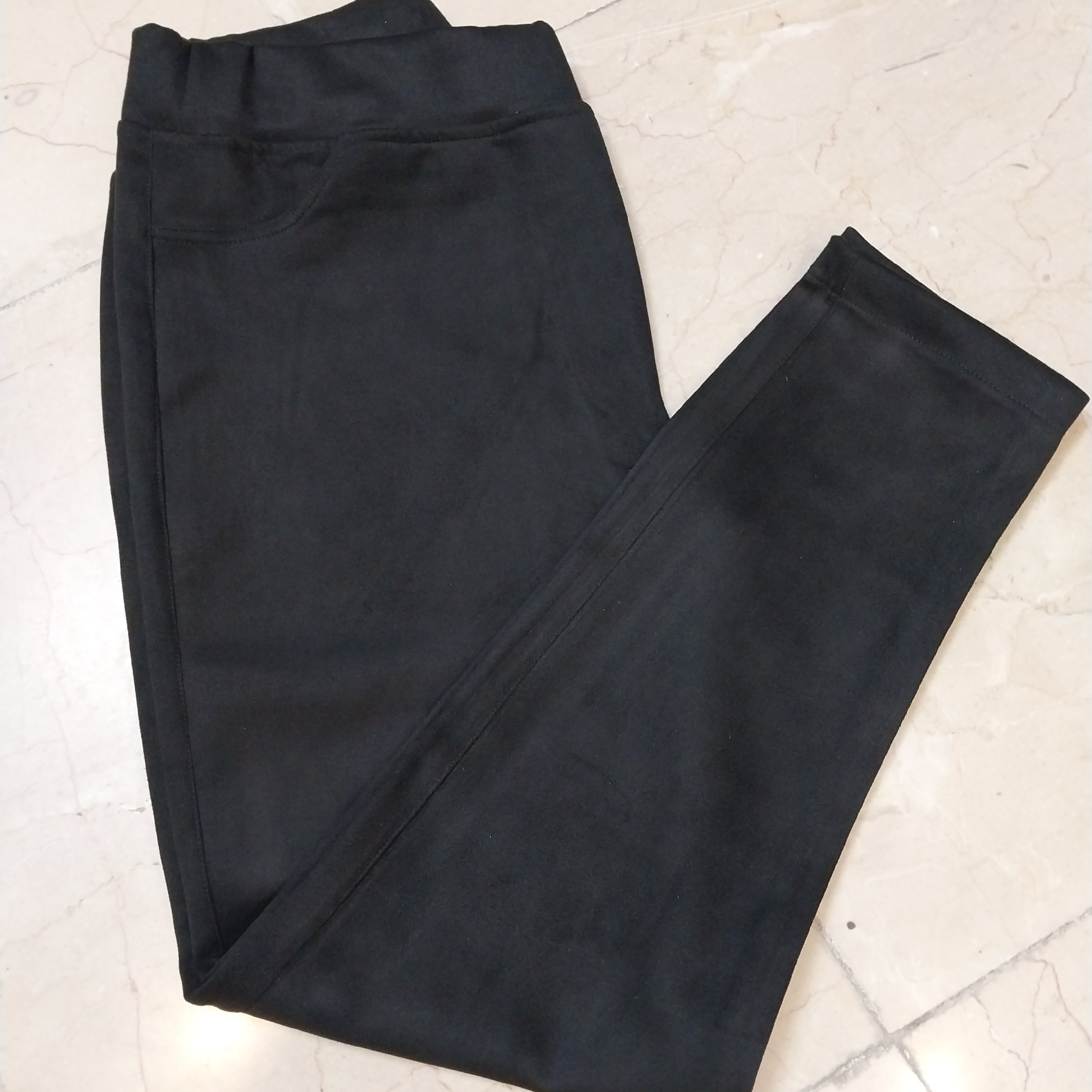 شلوار مخمل سوییت سایزبندی l xl. xxl. xxxl که به سایزهای 38تا50 میخوره فقط رنگ مشکی موجوده قد کار 93 دمپا لول