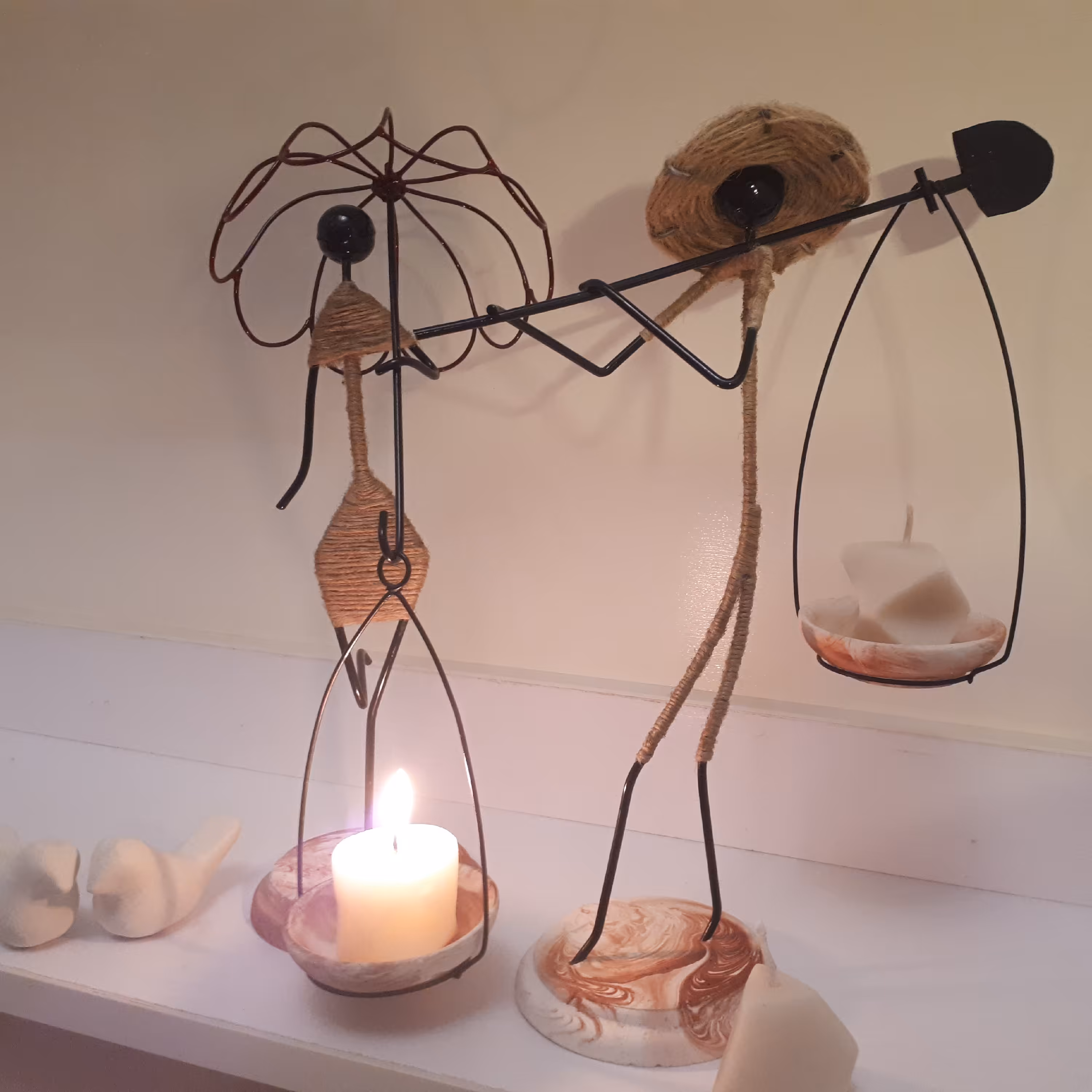 جاشمعی دخترک زیر باران و پسرک بیل به دوش  به همراه شمع