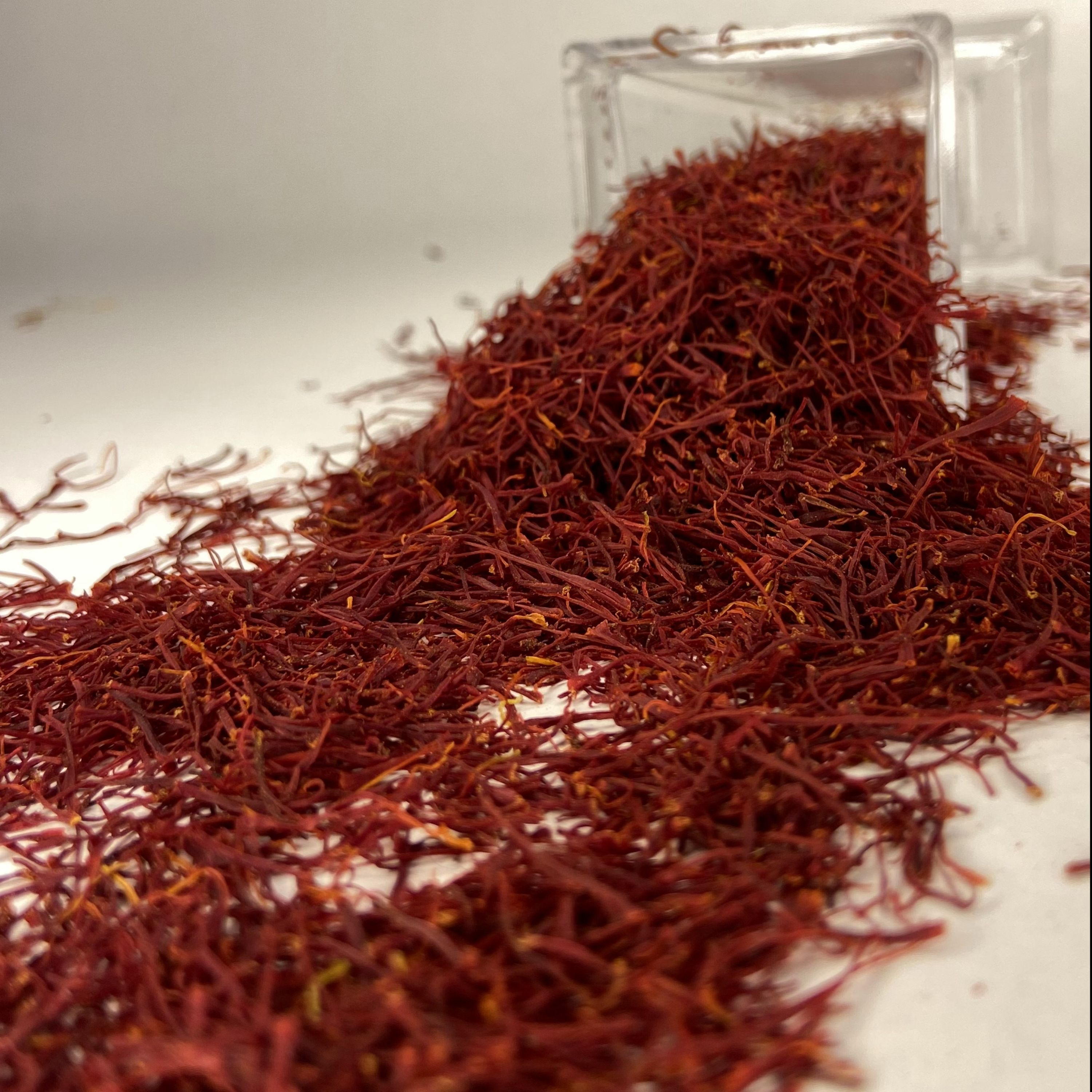 زعفران ممتاز صادراتی 2 گرمی همراه با بسته بندی جامی