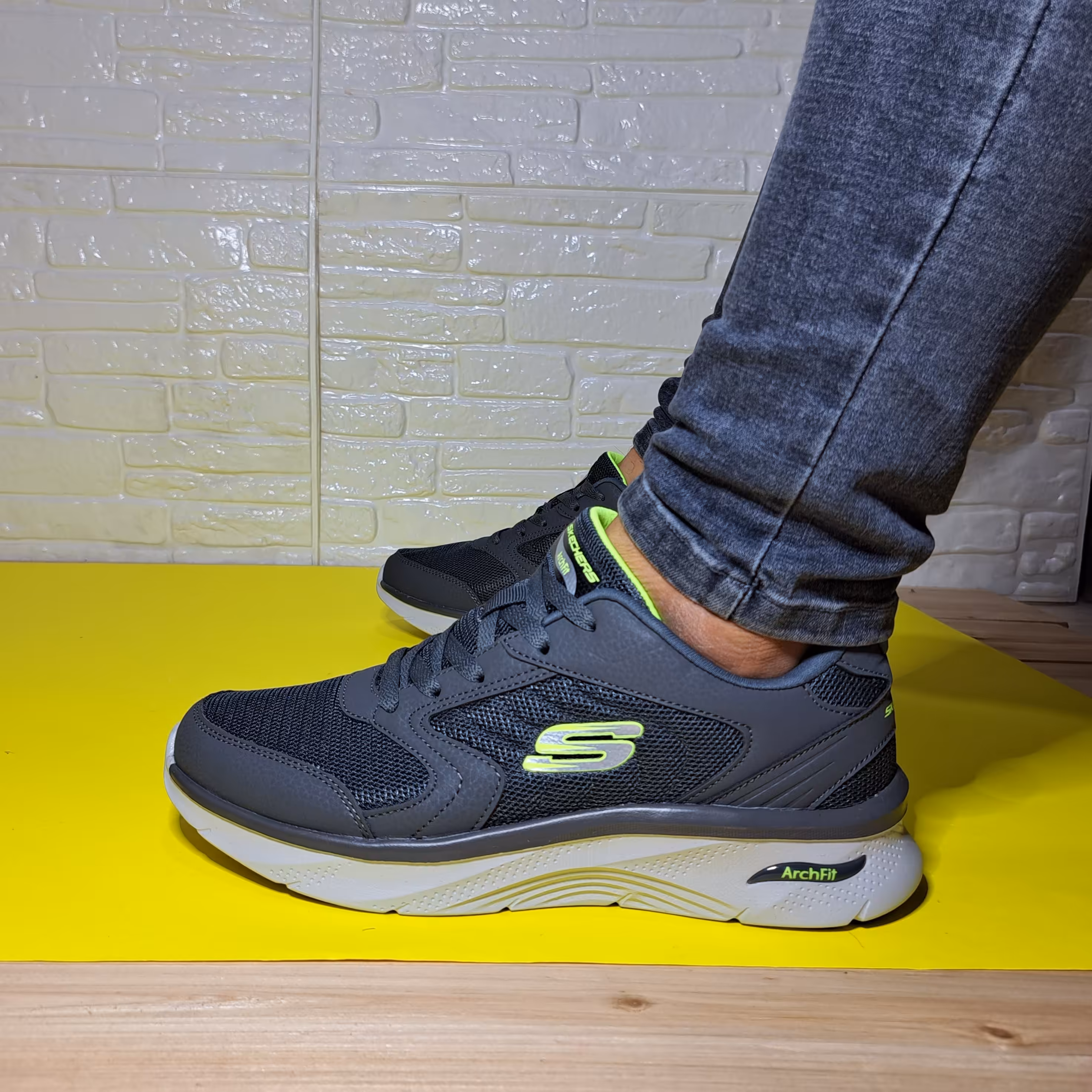 کفش کتونی خیلی نرم و راحت وزن کم مارک اسکیچرز سایز 41 تا 45 موجود در کفش پاپوش بهبهان 