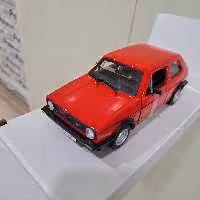 ماکت  فولکس واگن گلف GTI 1979 فلزی تک جعبه برندبوراگومقیاس 1.24طول 15 سانت درب بازشو فلزی