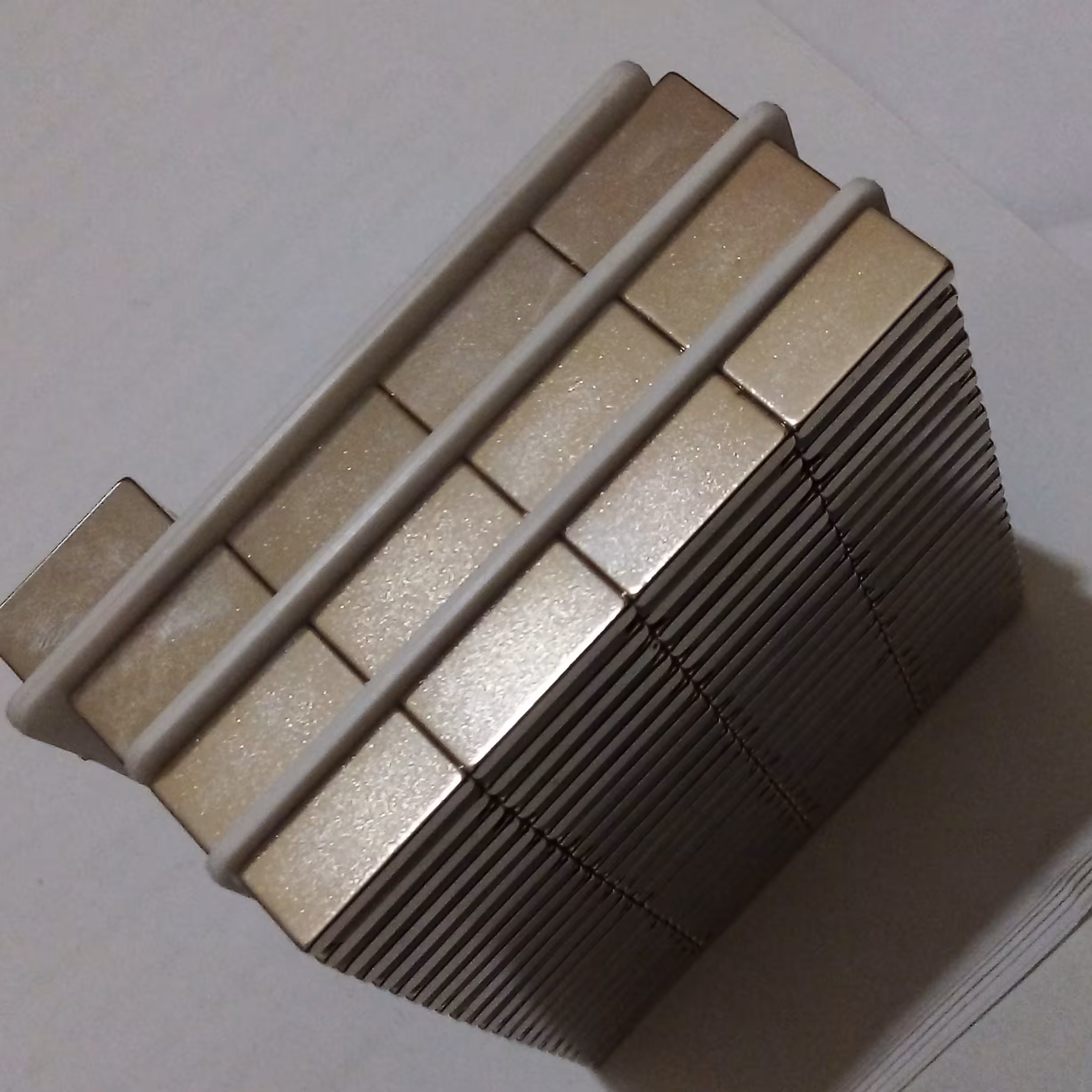 اهنربا ادانسی.اهنرباسفید بسیار قوی تحمل اویزکردن وزن 500گرم،جهت اویز اچار.ابزار.وسایل اشپزی روی گاز