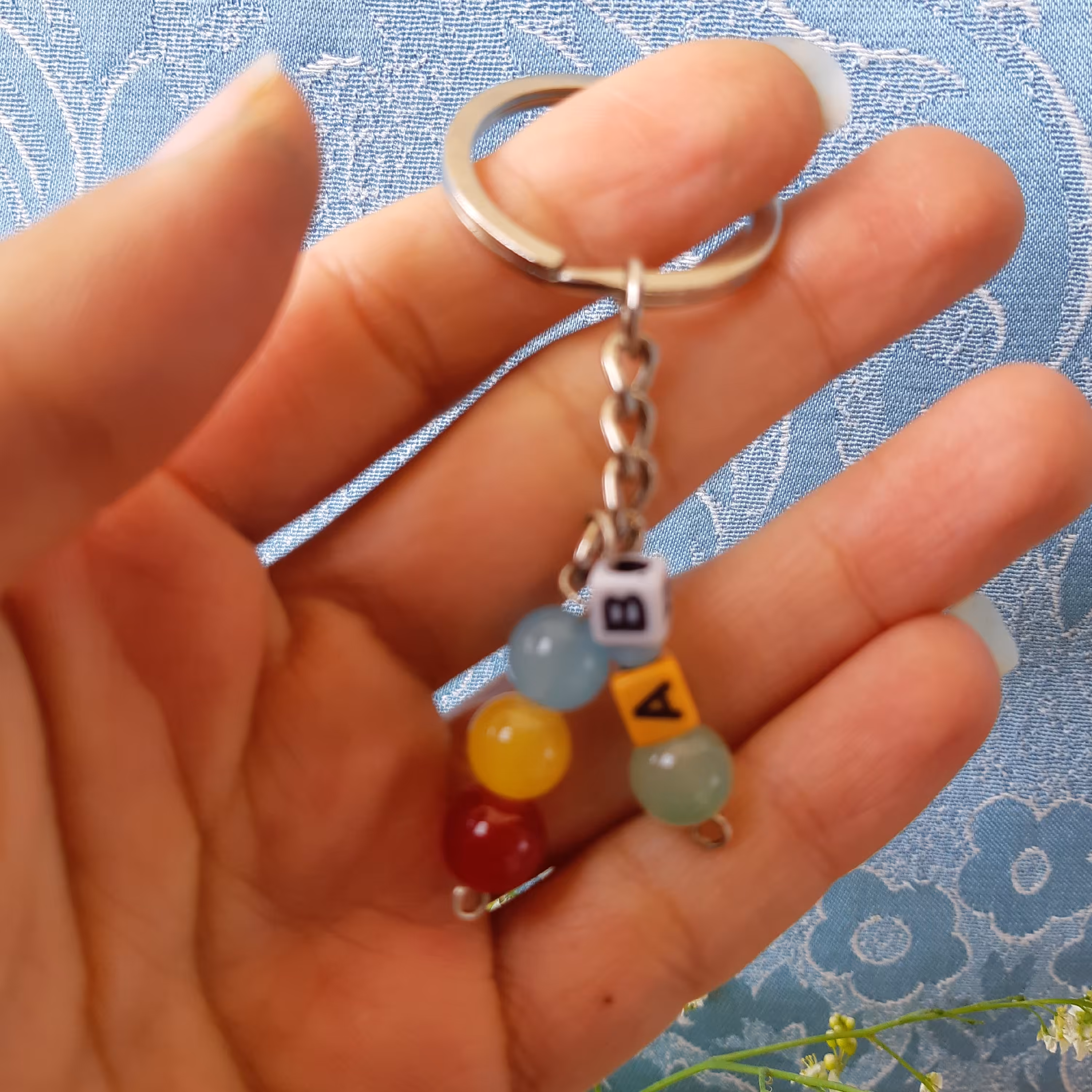 جاسوییچی. جاکلیدی با مهره های سنگی رنگارنگ و حرف اول اسم. قابل سفارش با رنگهای دیگر 