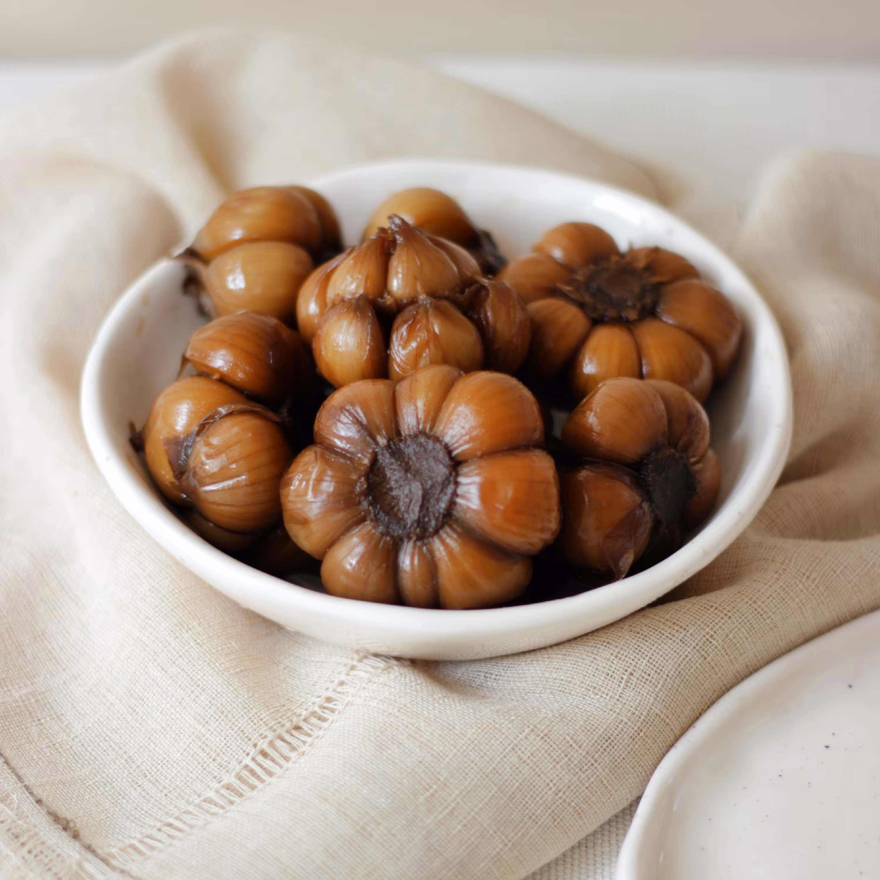 سیرترشی مخصوصِ تاوریش ، حدود 600 گرم سیر خالص ، در بسته بندی  1200 گرمی  با  سرکه بالزامیک و سرکه انگور خانگی، پس کرایه 