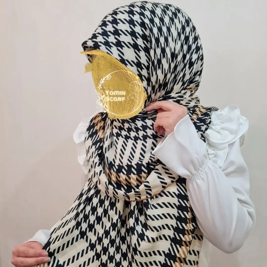 روسری نخی جناقی قواره 140 طرح پیچازی کرم مشکی