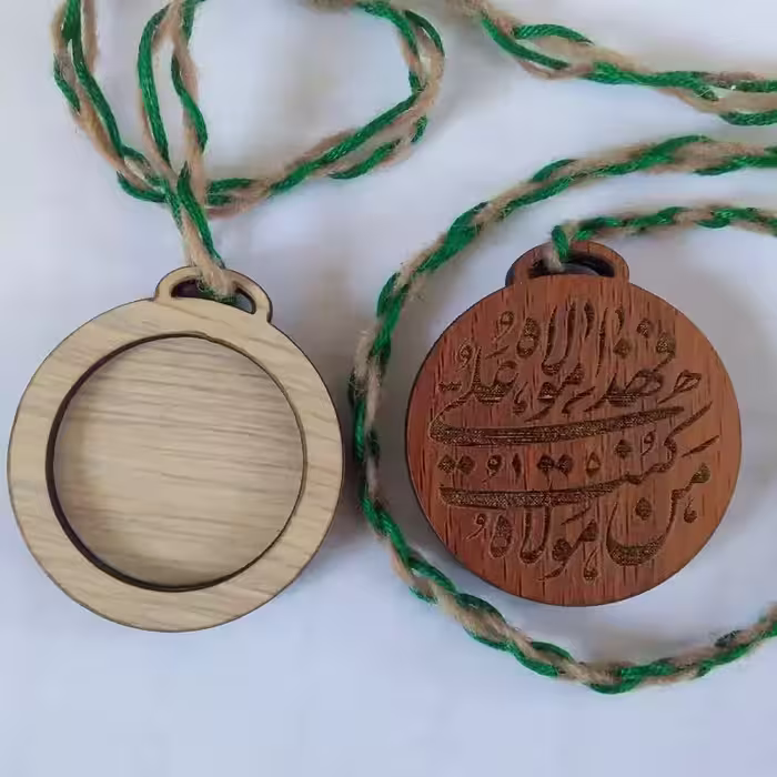 آویز سکه دوطرفه تزئینی چوبی طرح من کنت مولاه فهذا علی مولاه مدل 001 ویژه عید غدیر