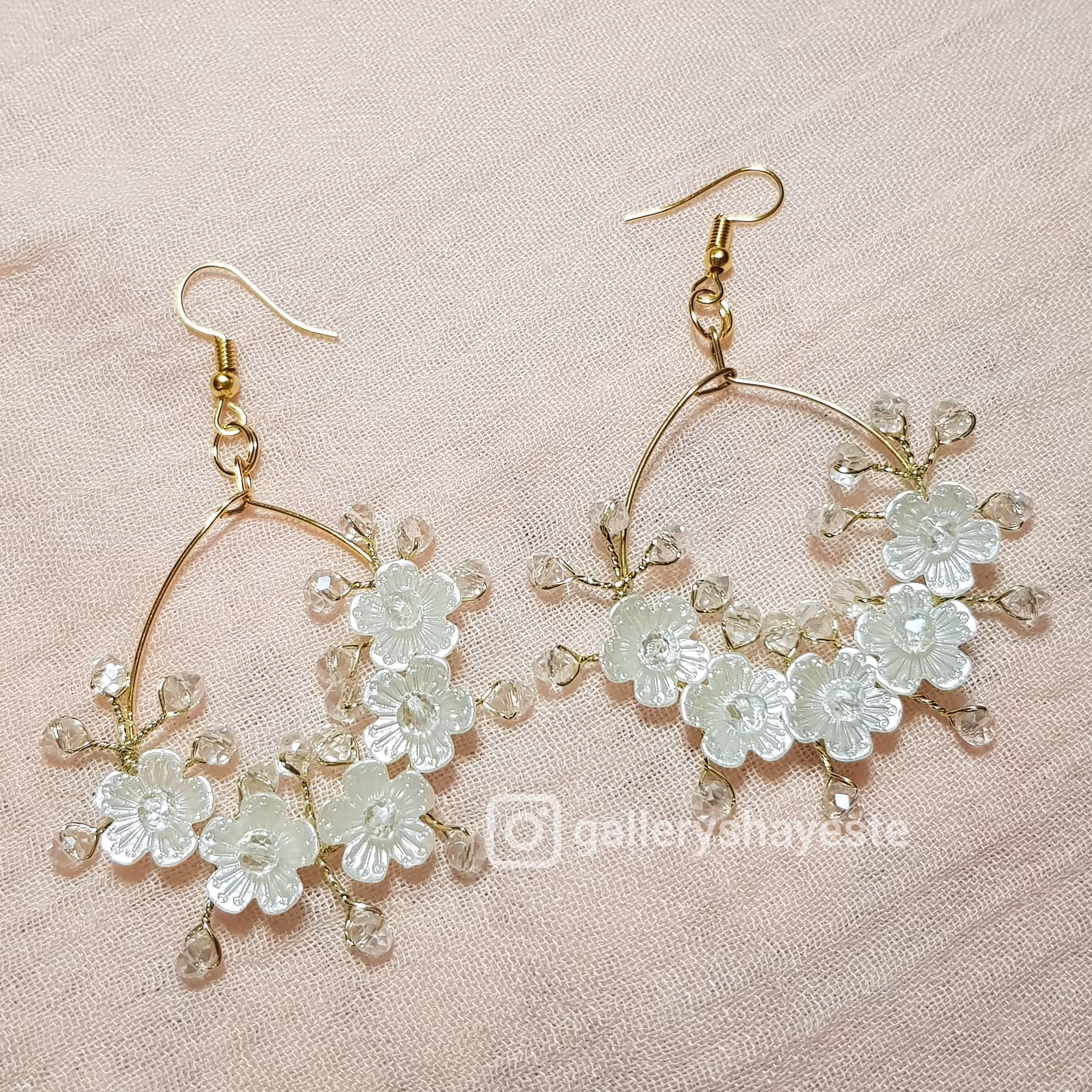 گوشواره حلقه ای مدل گل رنگ سفید  ماه فام و گالری شایسته