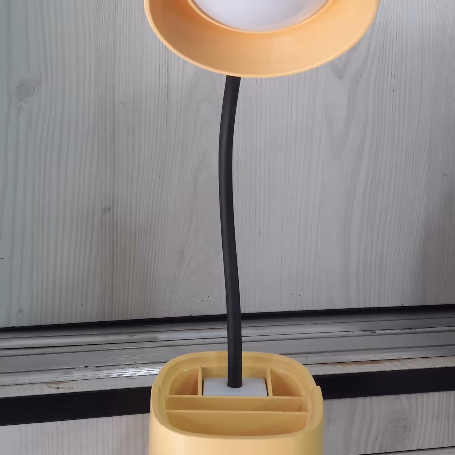 چراغ مطالعه وشب خواب لمسی وشارژی