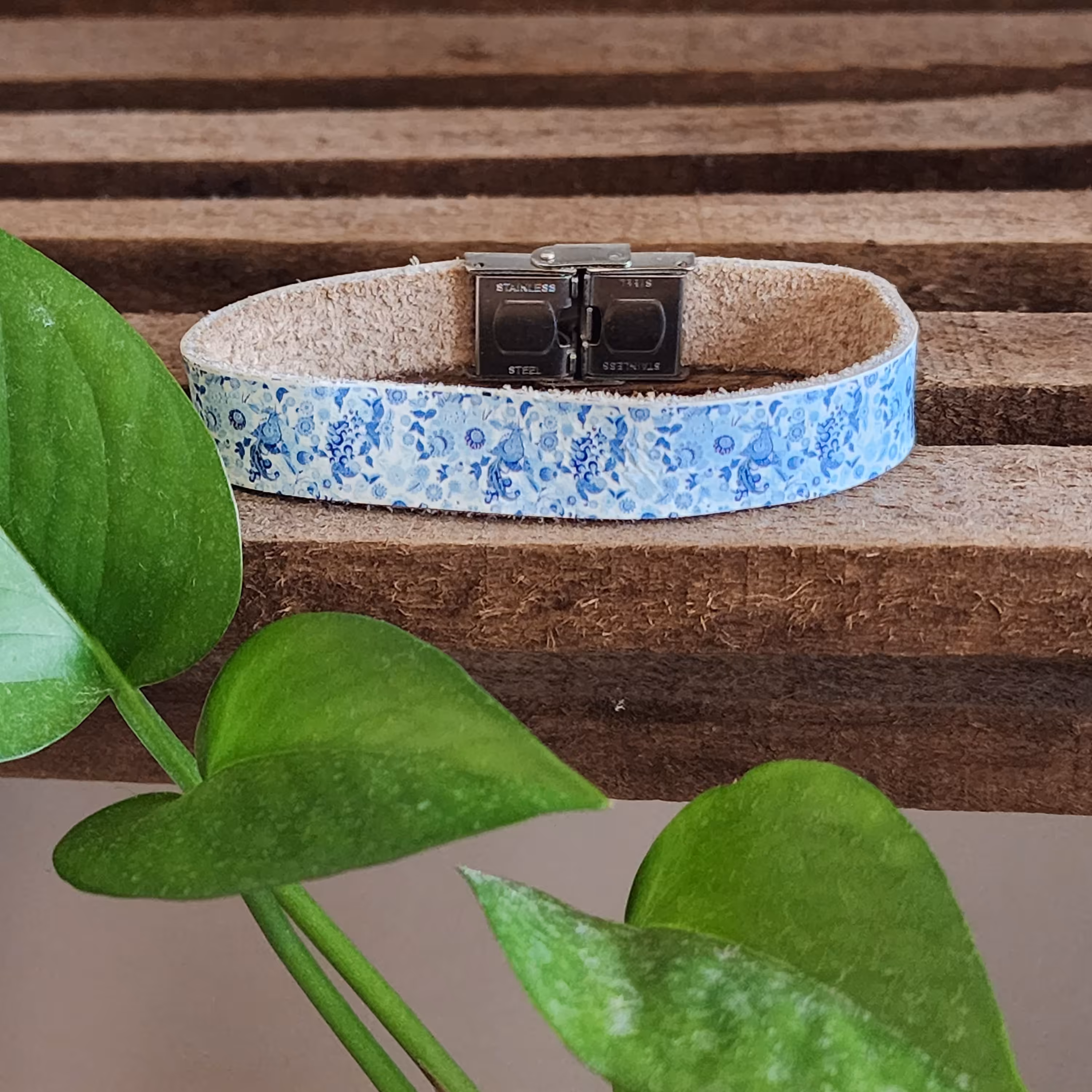 دست‌بند چرم گاوی طرح دار  قابل تنظیم در سایزهای مختلف 