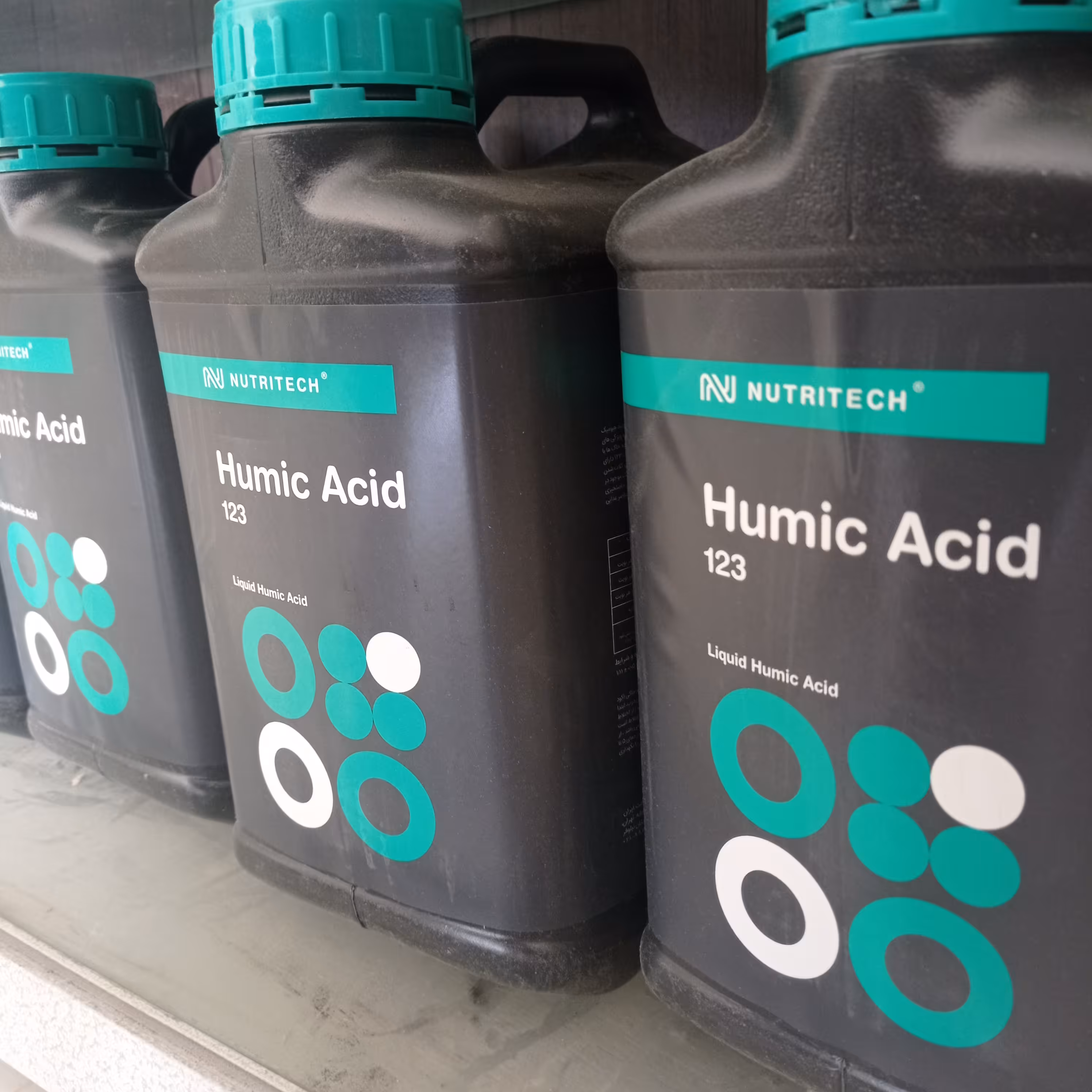 کود مایع نوتری تک هیومیک اسید در بسته بندی پنج لیتری شرکت بازرگان کالا 