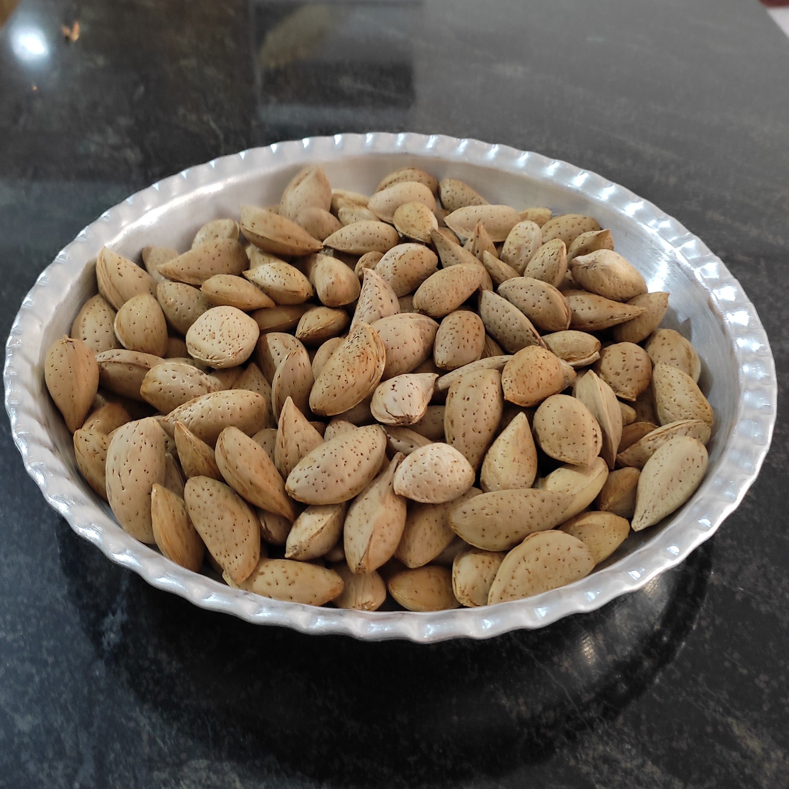 بادام سنگی درجه یک برداشت سال 1000 گرمی (یک کیلو) پر مغز و درجه یک