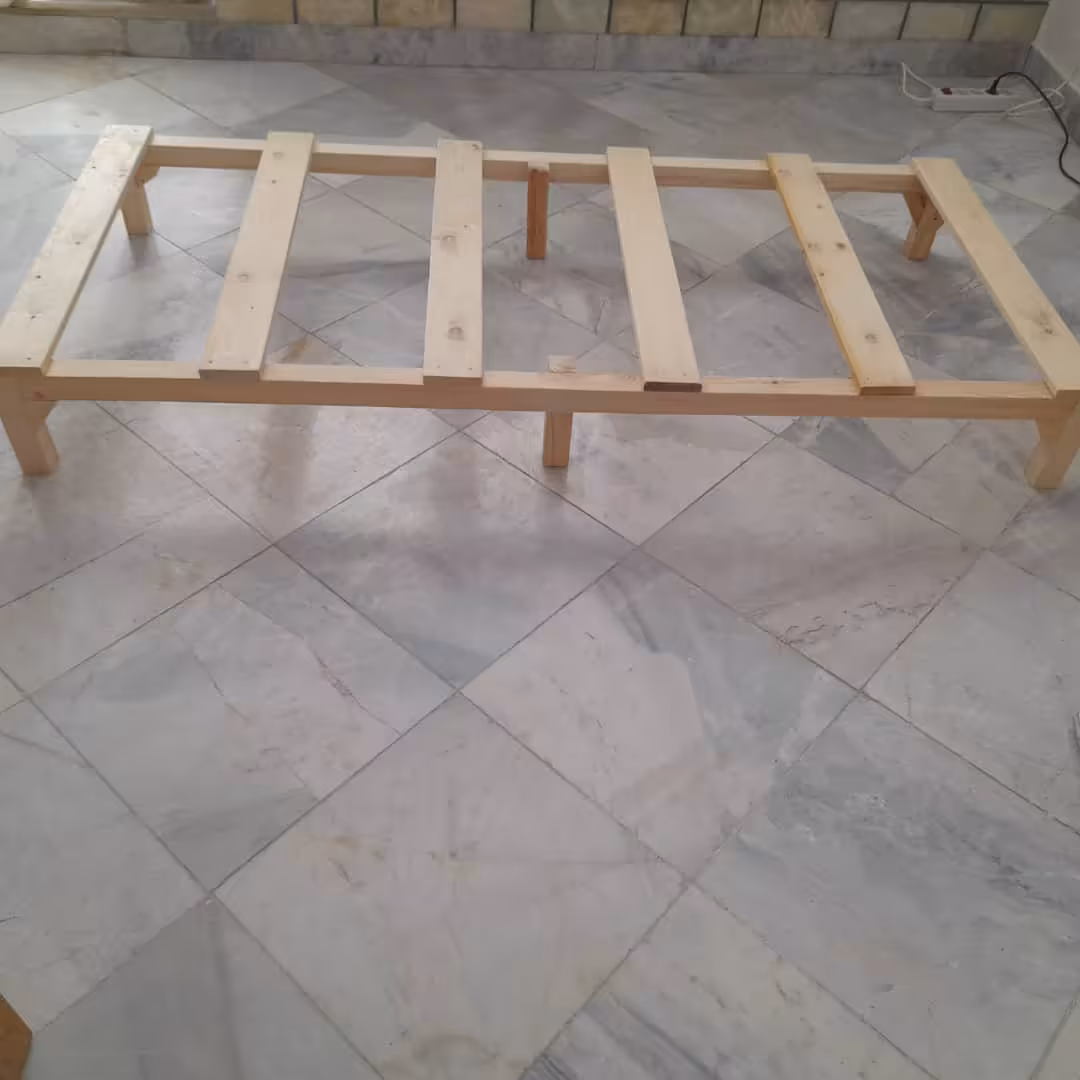 کفی تخت خواب مینیمال تمام چوب روسی با پوشرنگ آلکیدی قابل استفاده بعنوان تخت خواب