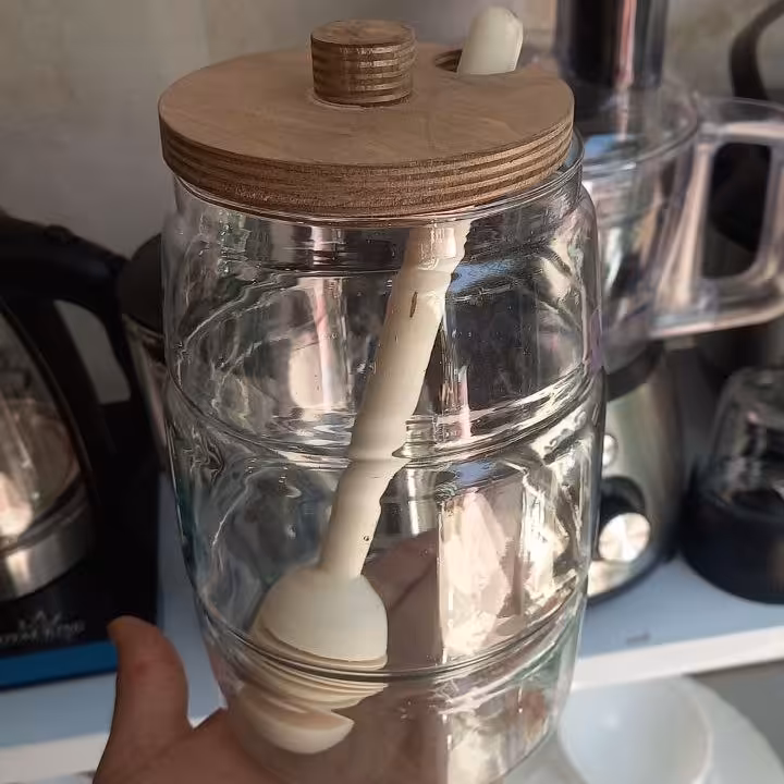 عسل خوری 
درب چوبی 
همراه با قاشق چوبی با ارسال رایگان