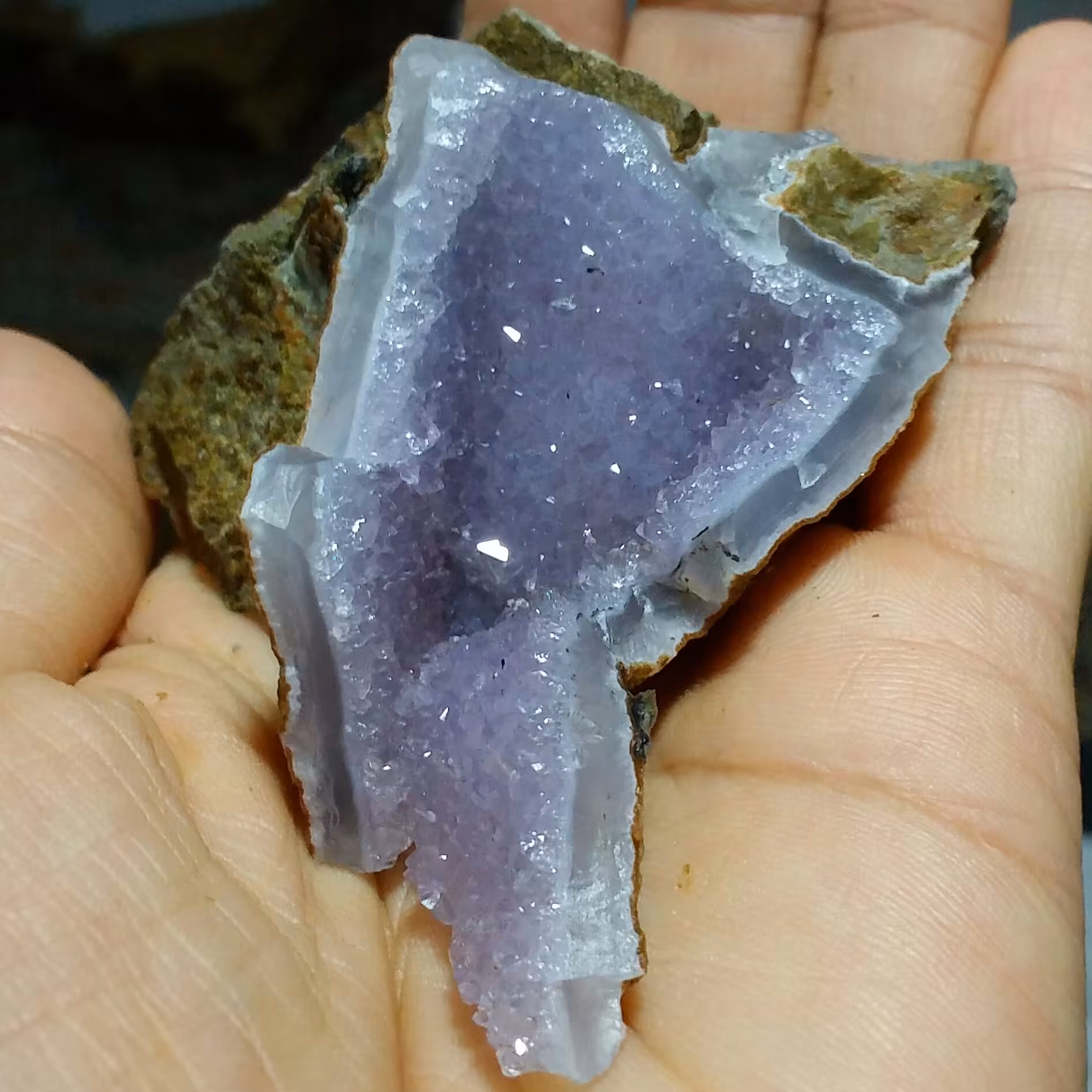 نمونه فوق کلکسیونی سنگ راف آمیتیس بسیار پر رنگ روی بستر خارق العاده بسیار زیبا دیدنی کاملا طبیعی شاهکار خلقت دیدنی