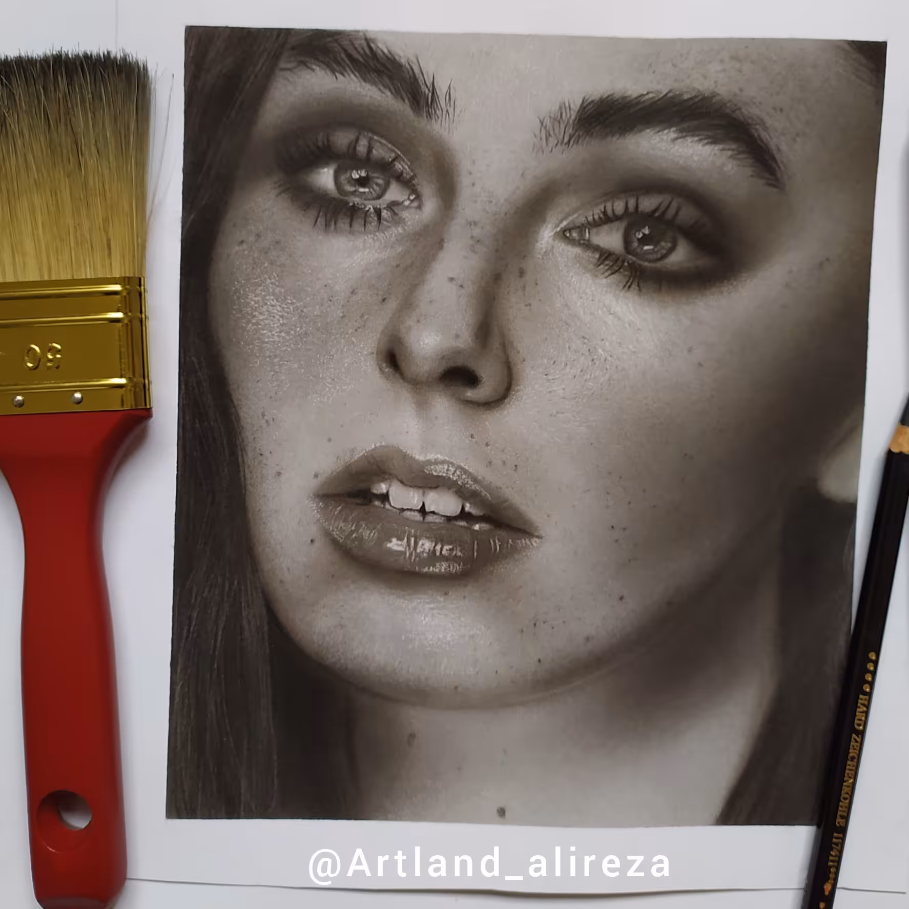 طراحی تابلو سیاهقلم خانم جوان سایزA4  