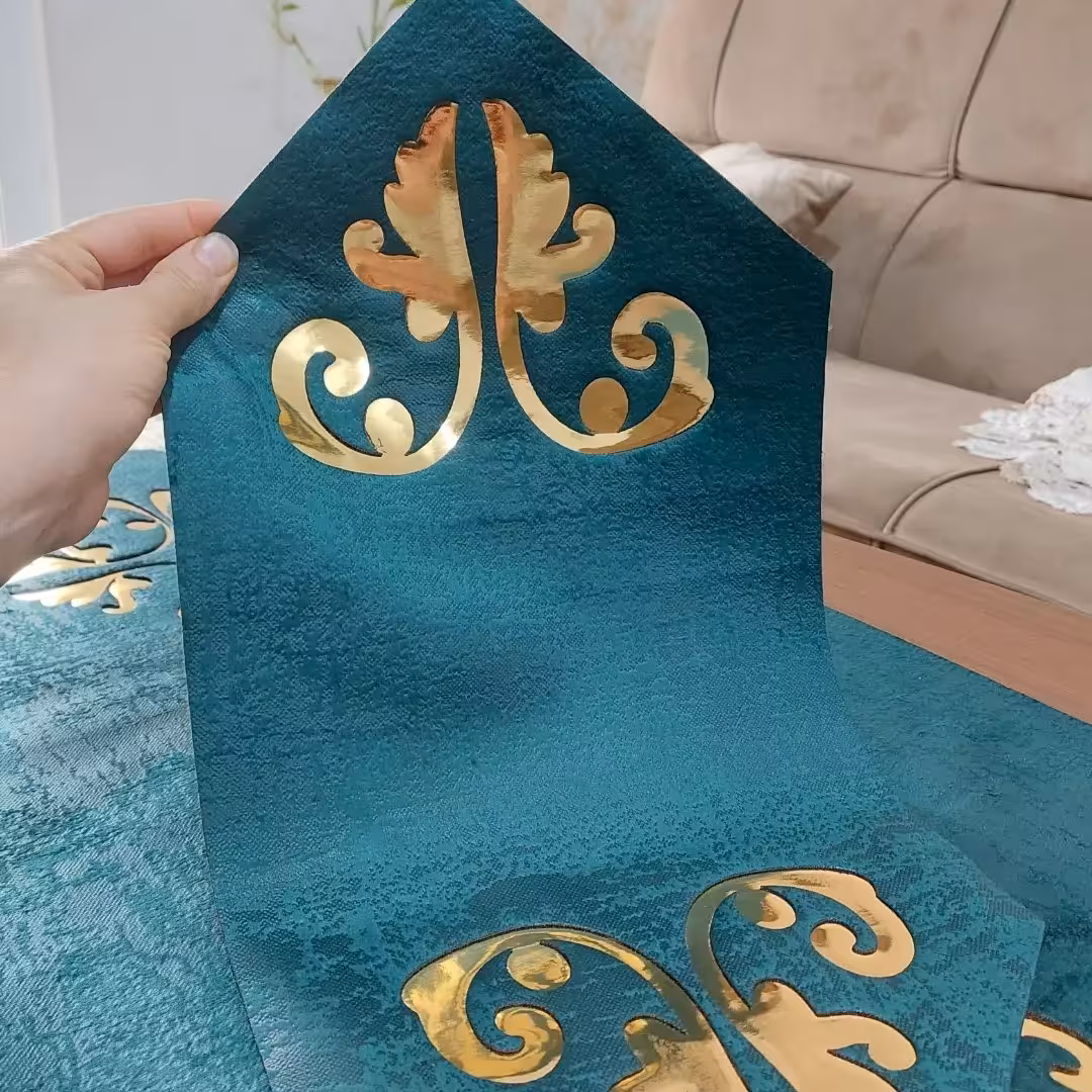 رومیزی شیک و زیبا  جنس،مخمل پتینه و   چرم طلایی  سایز 38*85دوتیکه 