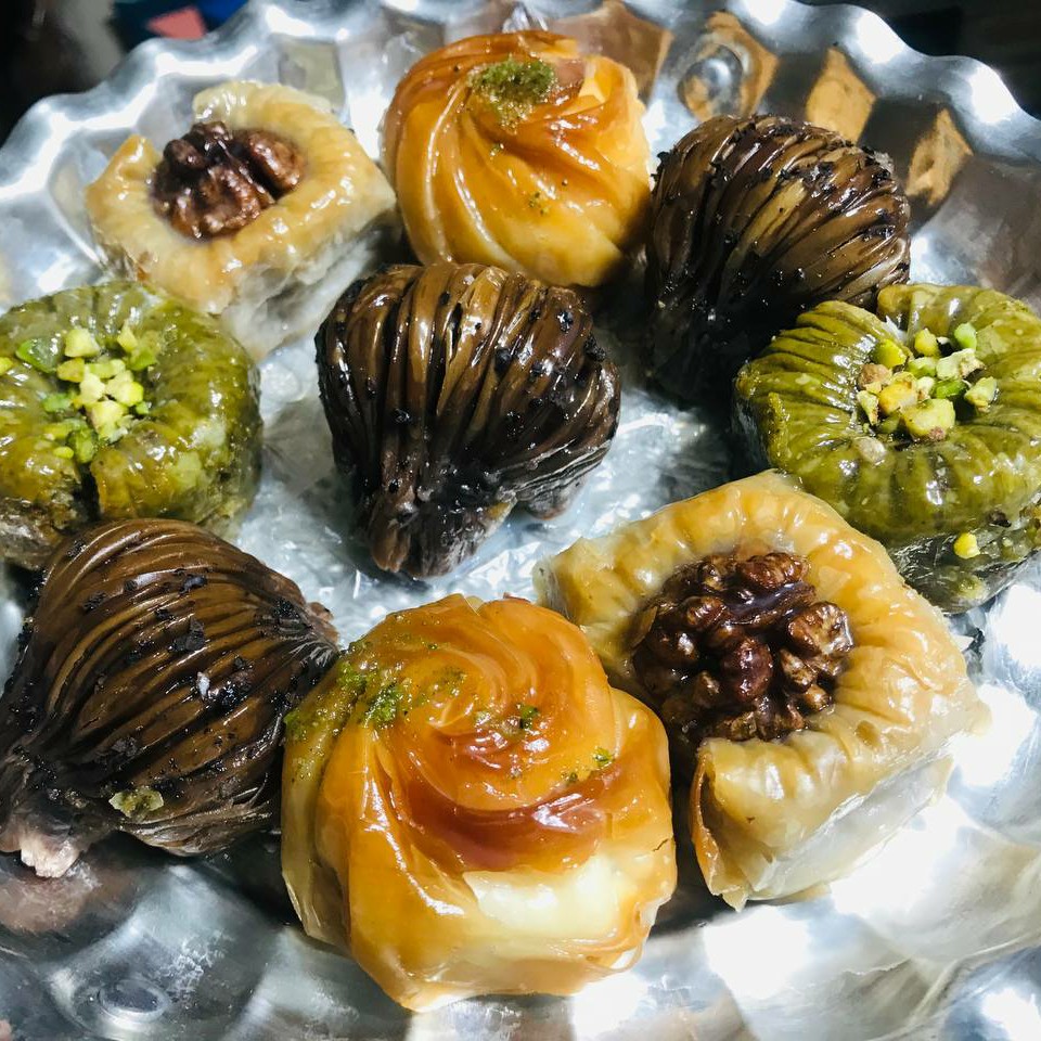 باقلوای استانبولی خانگی بسته های 700 گرمی به سفارش شما تولید و ارسال میشود