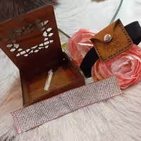 پک بازوبند چرم طبیعی و آویز نقره حرزدار پوست آهو مدل دکمه  همراه باکس چوبی  ارسال رایگان 