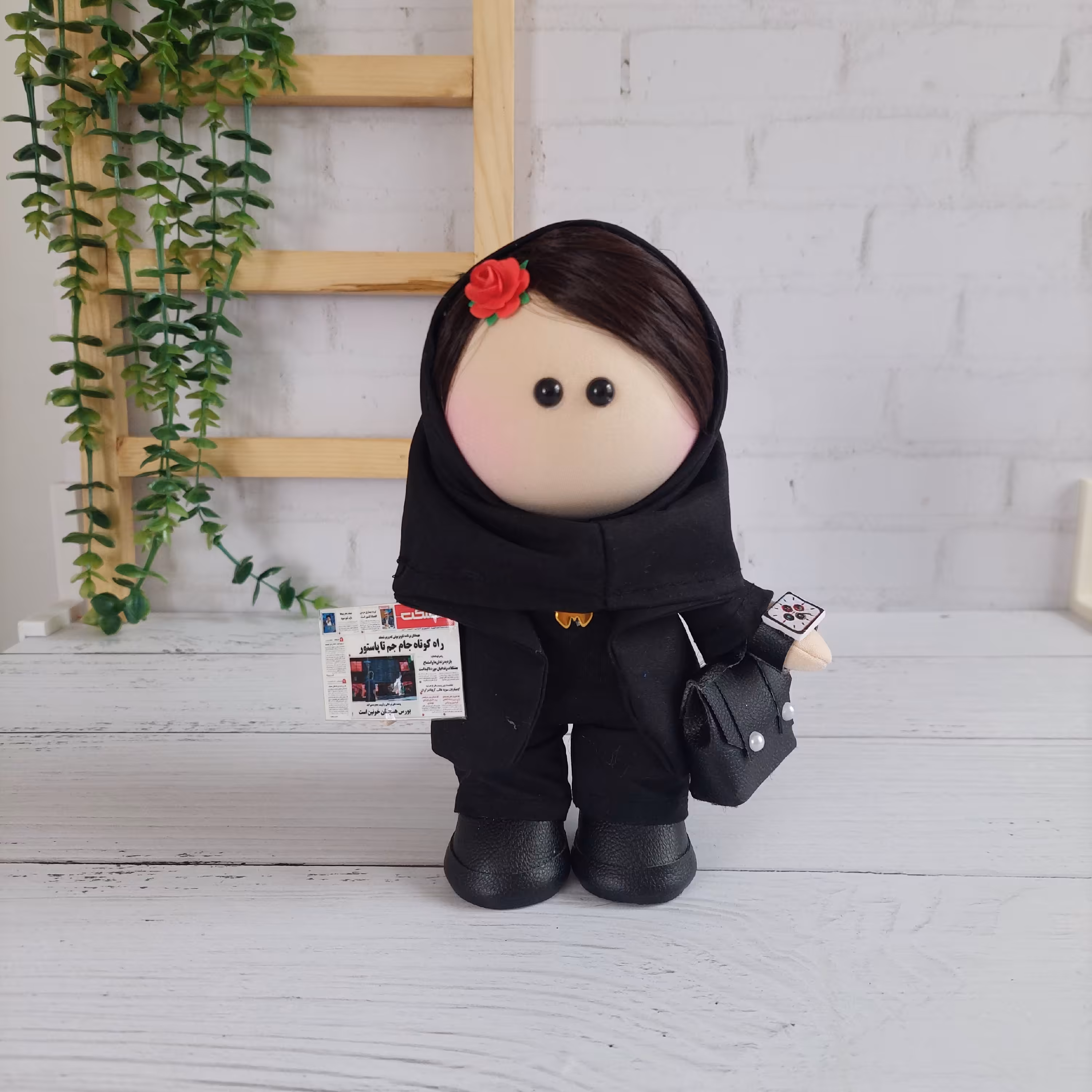 عروسک روسی خانم خبرنگار 20 سانتی