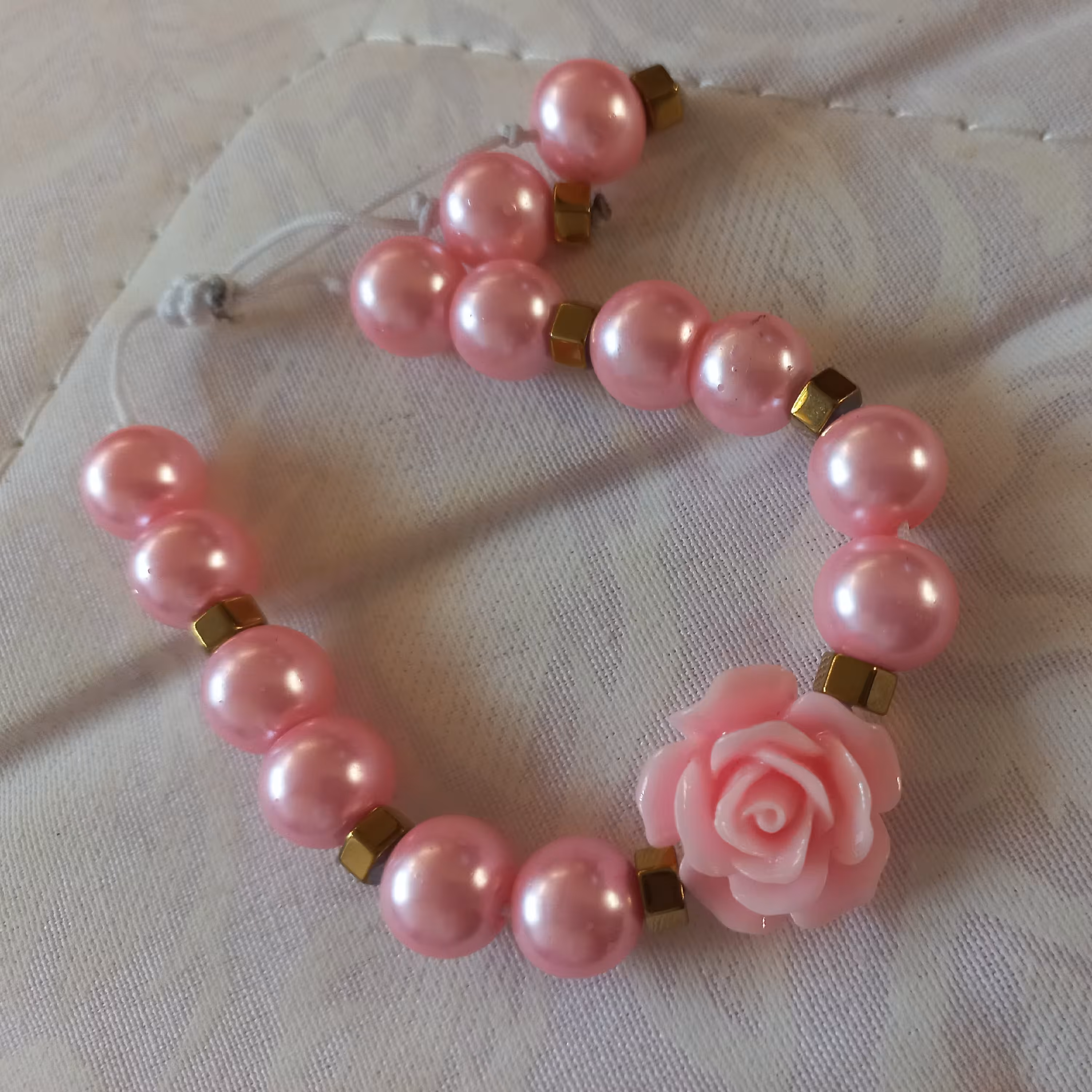 دستبند گل سرامیکی با مروارید سنگی صورتی و نخ آسانسوری 