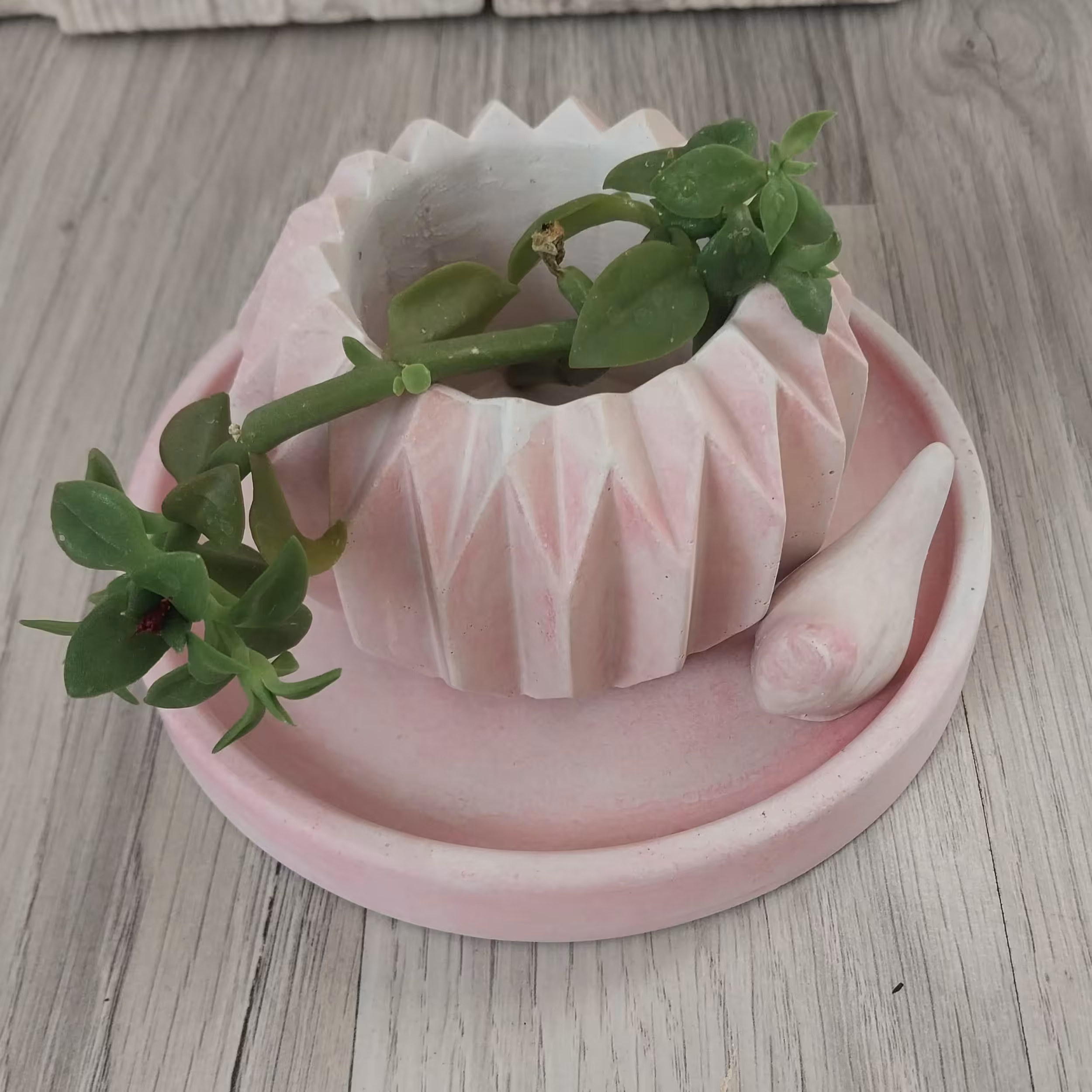 ست 3 تکه سنگ مصنوعی صورتی سفید شامل گلدان دایره و زیرگلدانی و پرنده