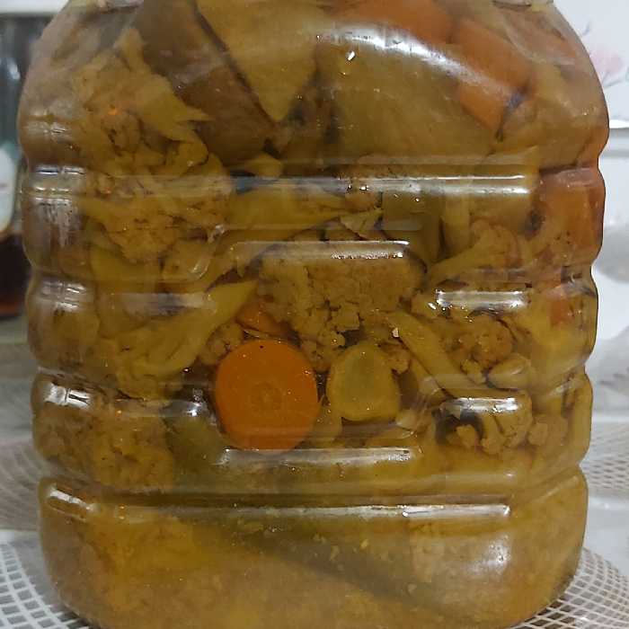 ترشی مخلوط سه ساله فوق العاده خوشمزه  عطر و طعم  خوبی داره 