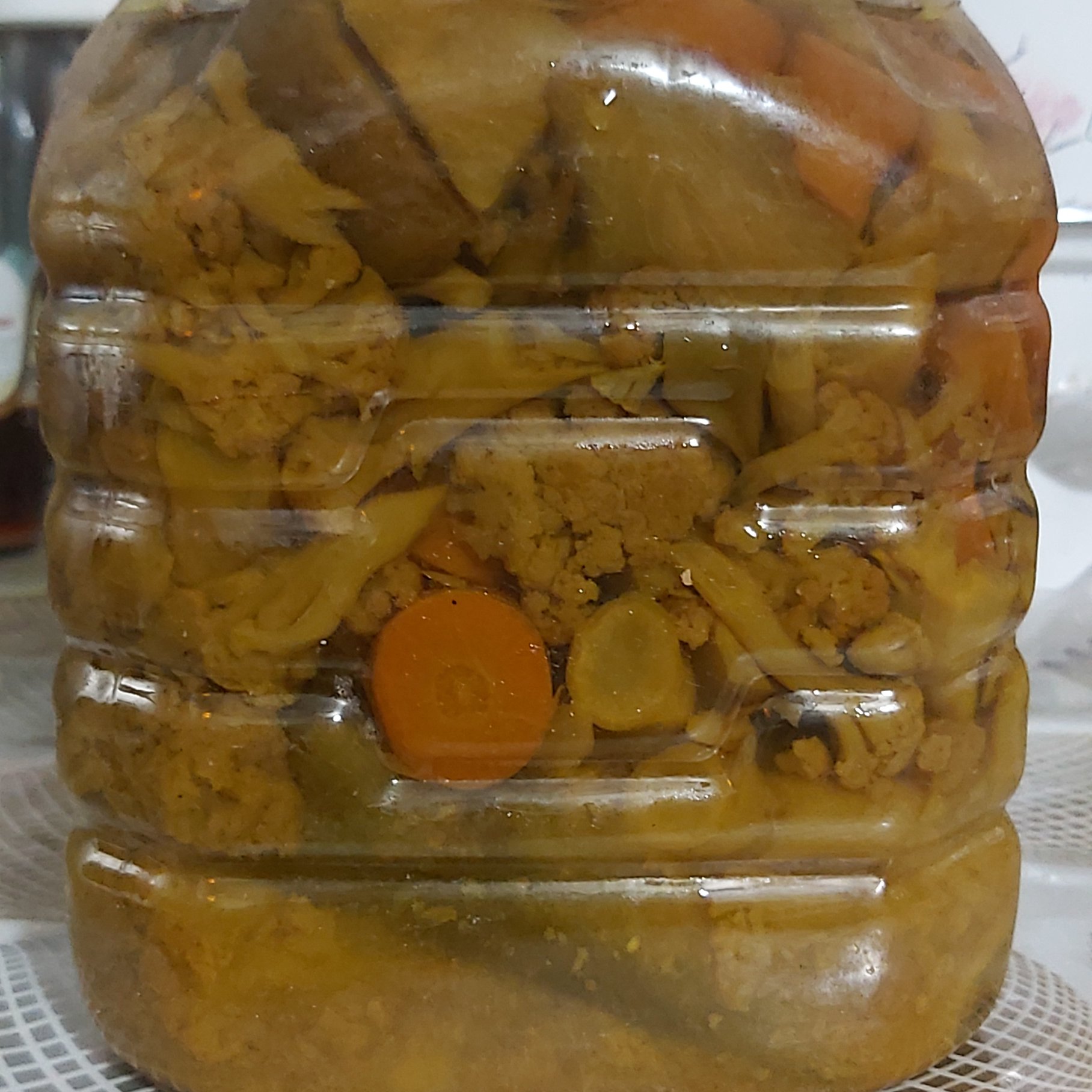 ترشی مخلوط سه ساله فوق العاده خوشمزه  عطر و طعم  خوبی داره 