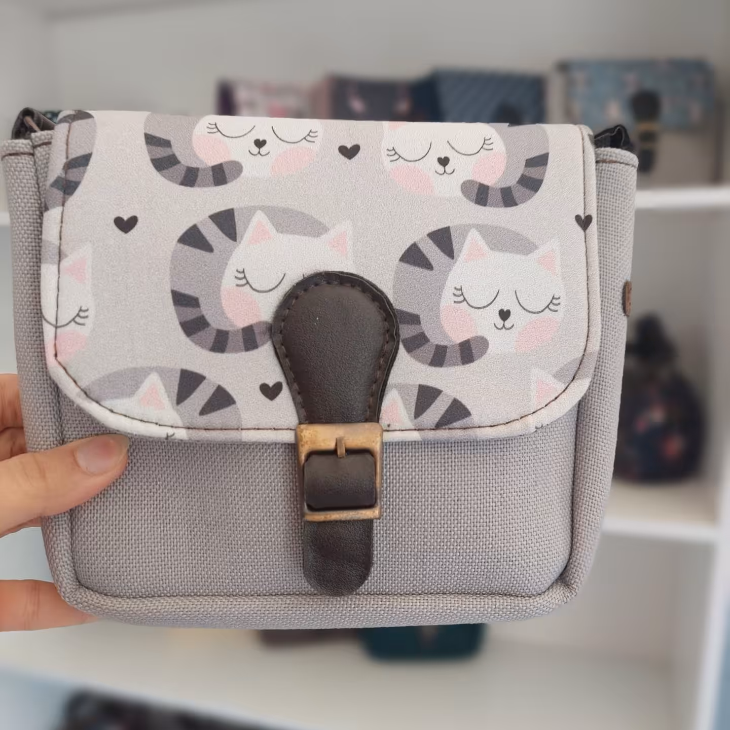 کیف دوشی فانتزی تک سگکی(طرح گربه های ملوس کد 1). هدیه ی زیبای روز دختر