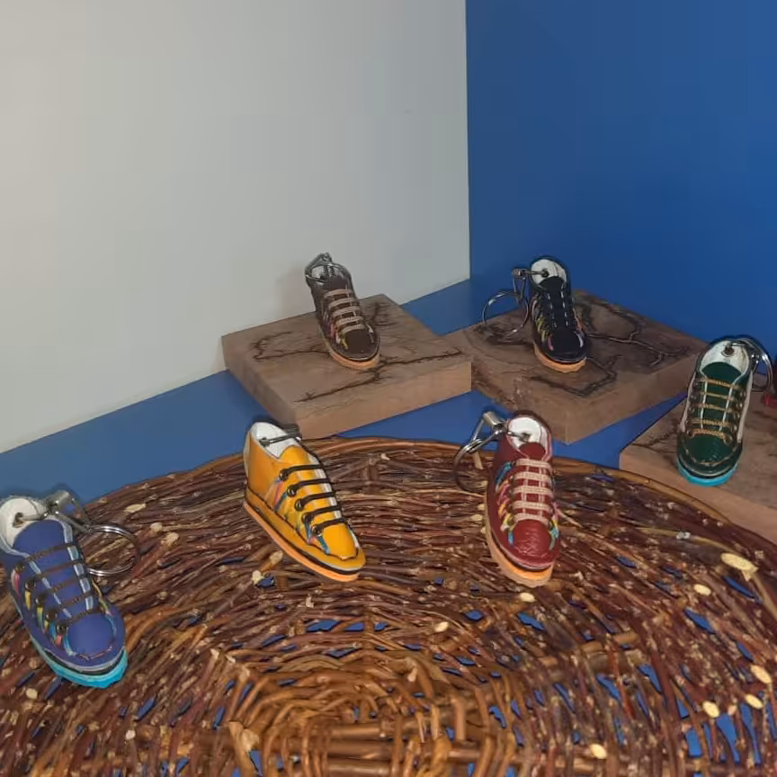 جاکلیدی چرمی طرح کفش آدیداس دررنگبندی مختلف 