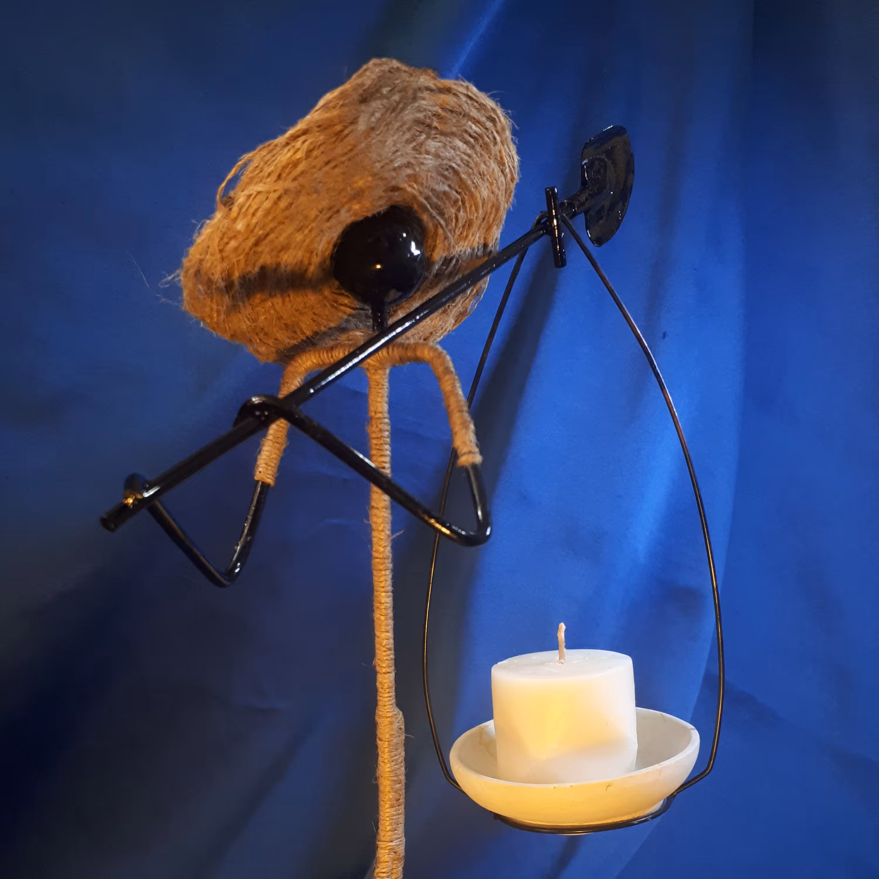 جاشمعی  پسرک بیل به دوش همراه شمع 