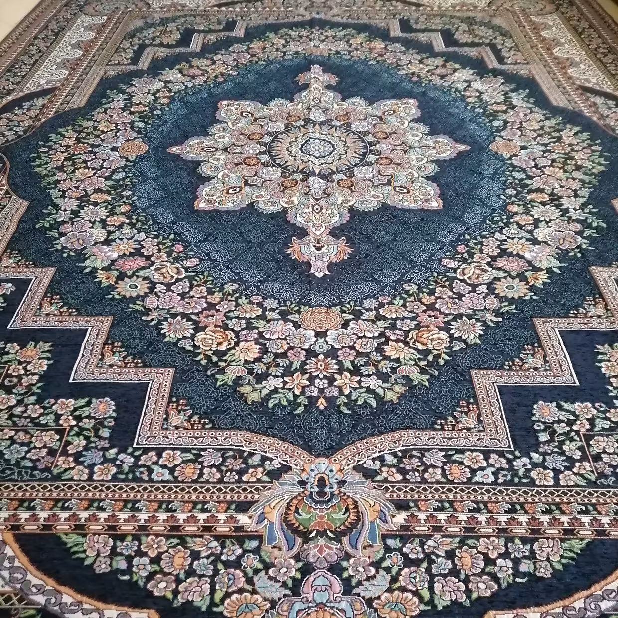 روفرشی 12 متری مخمل زرکدار طرح باغ بهشت رنگ سورمه ای