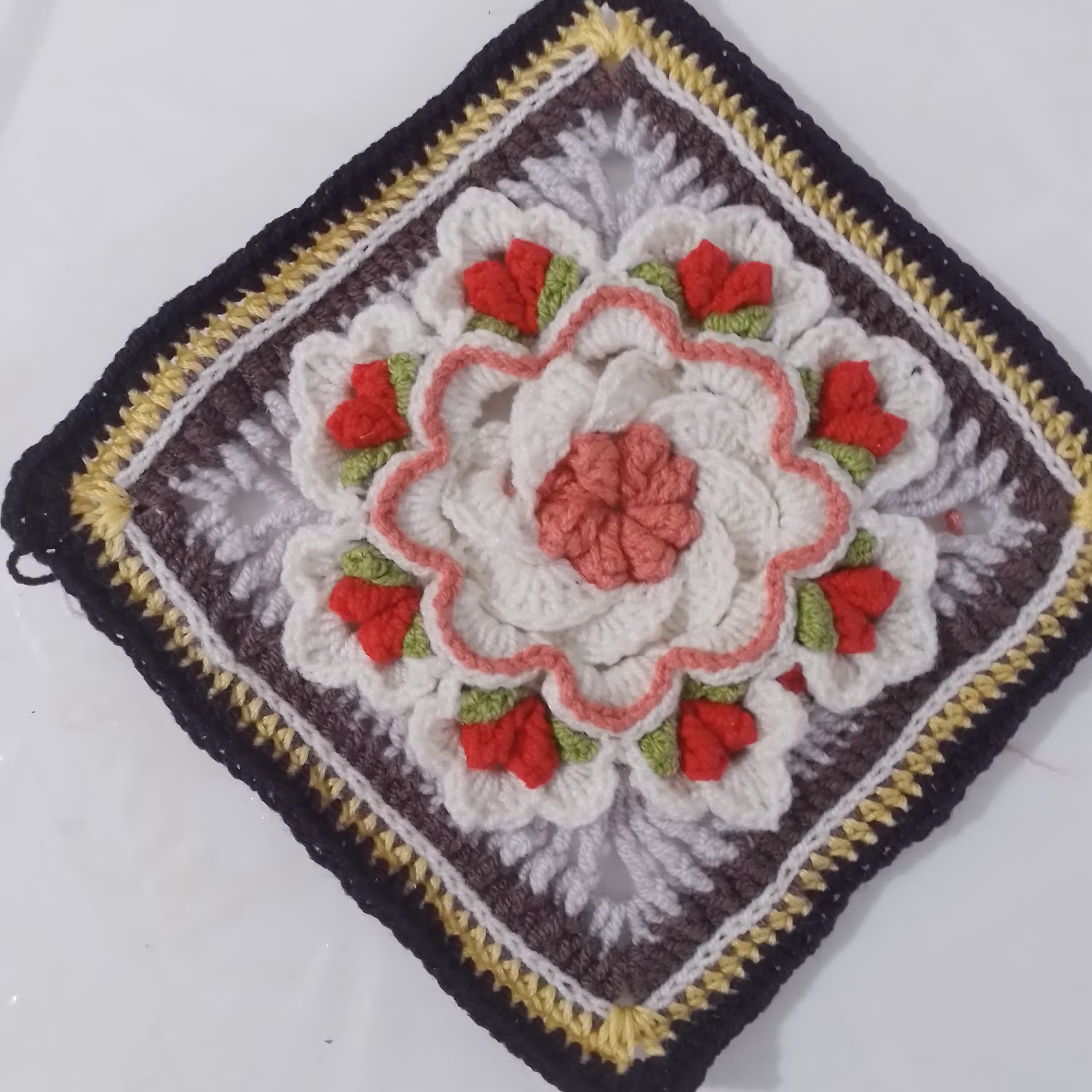 دستگیره  کاموا طرح زیبا برجسته گل با رنگ بندی سرشار از انرژی