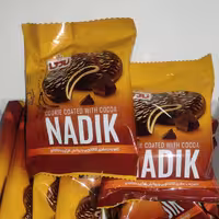 کلوچه نادی با مغزی کاکائویی و روکش فرآورده کاکائو مجموعه 10 عددی(کلبه برتر)