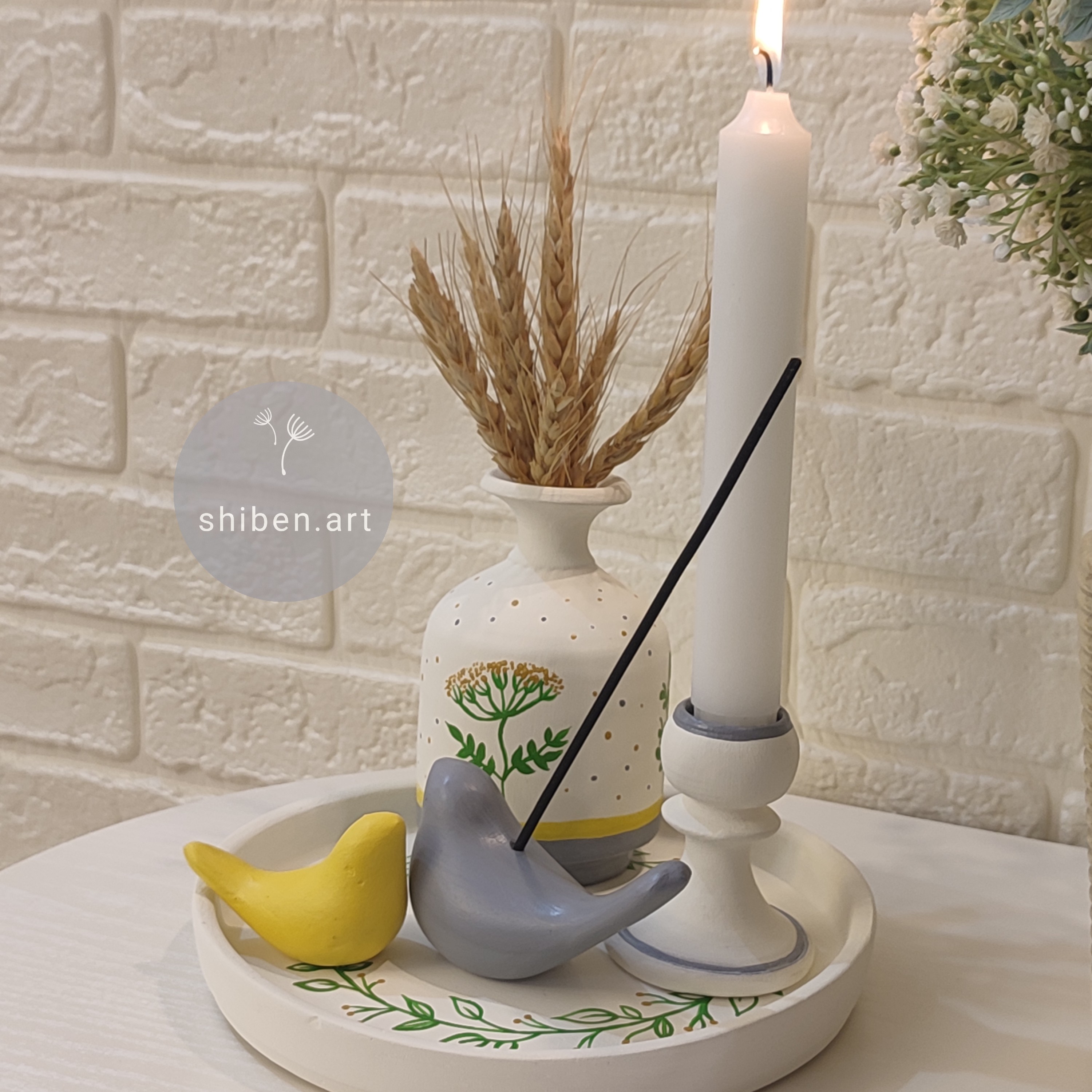 ست رومیزی شامل گلدان و شمعدان و جاعودی طرحدار