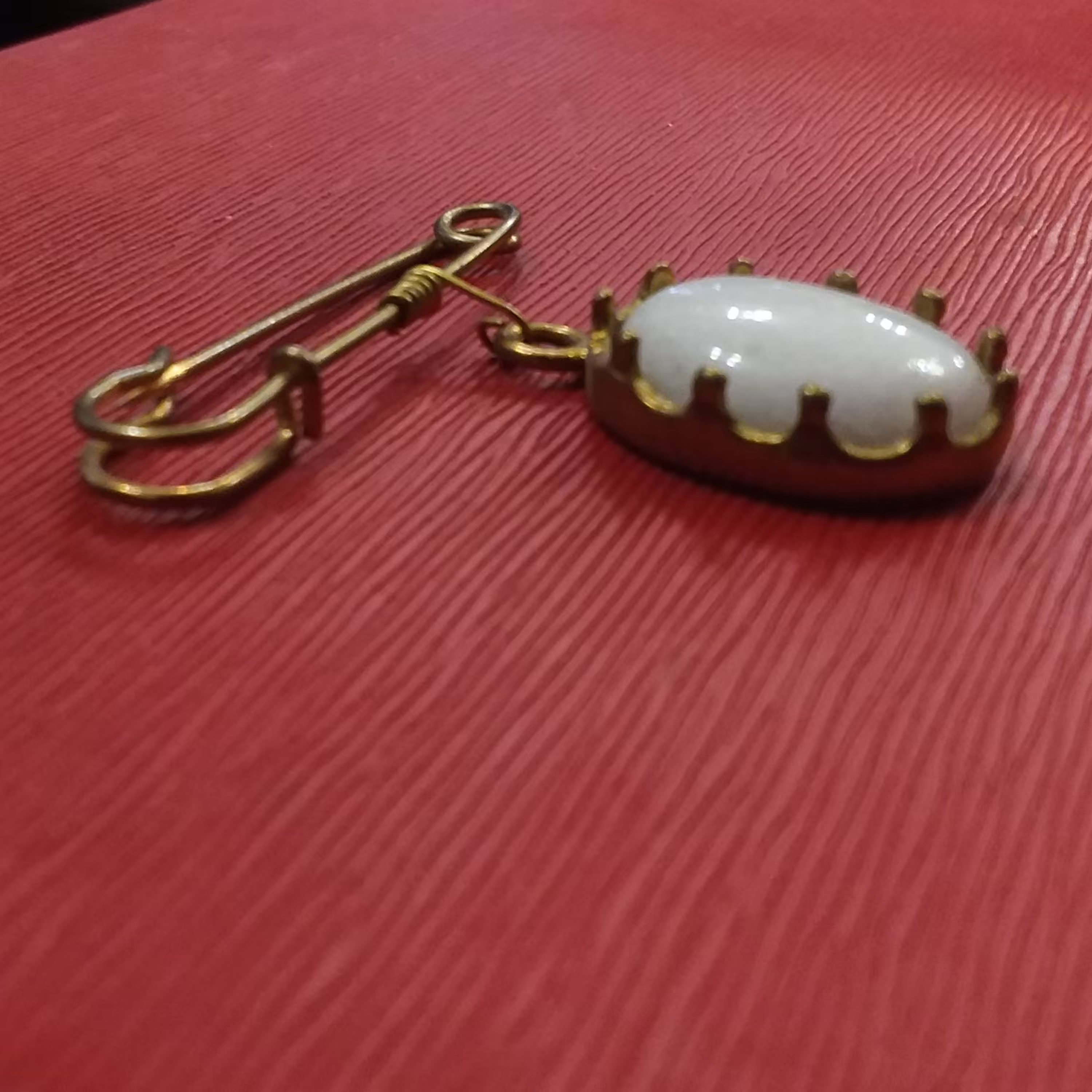 سنجاق سینه برنجی نگین سفید