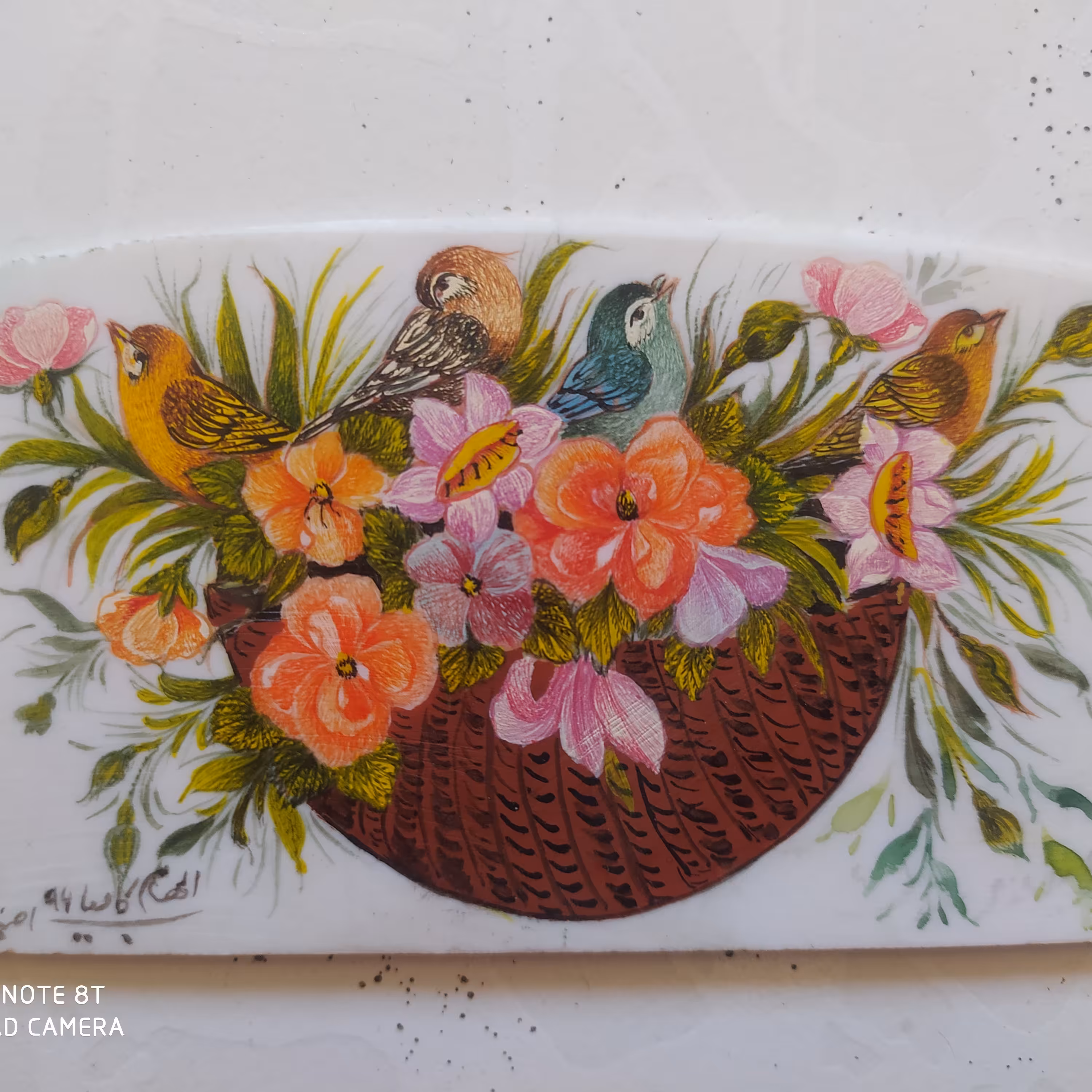 نقاشی گل و مرغ پردازی اعلا بر روی سطح استخوان شتر مناسب تابلویی ومناسب کادو یی به خصوص برای مسافران خارج از کشور 