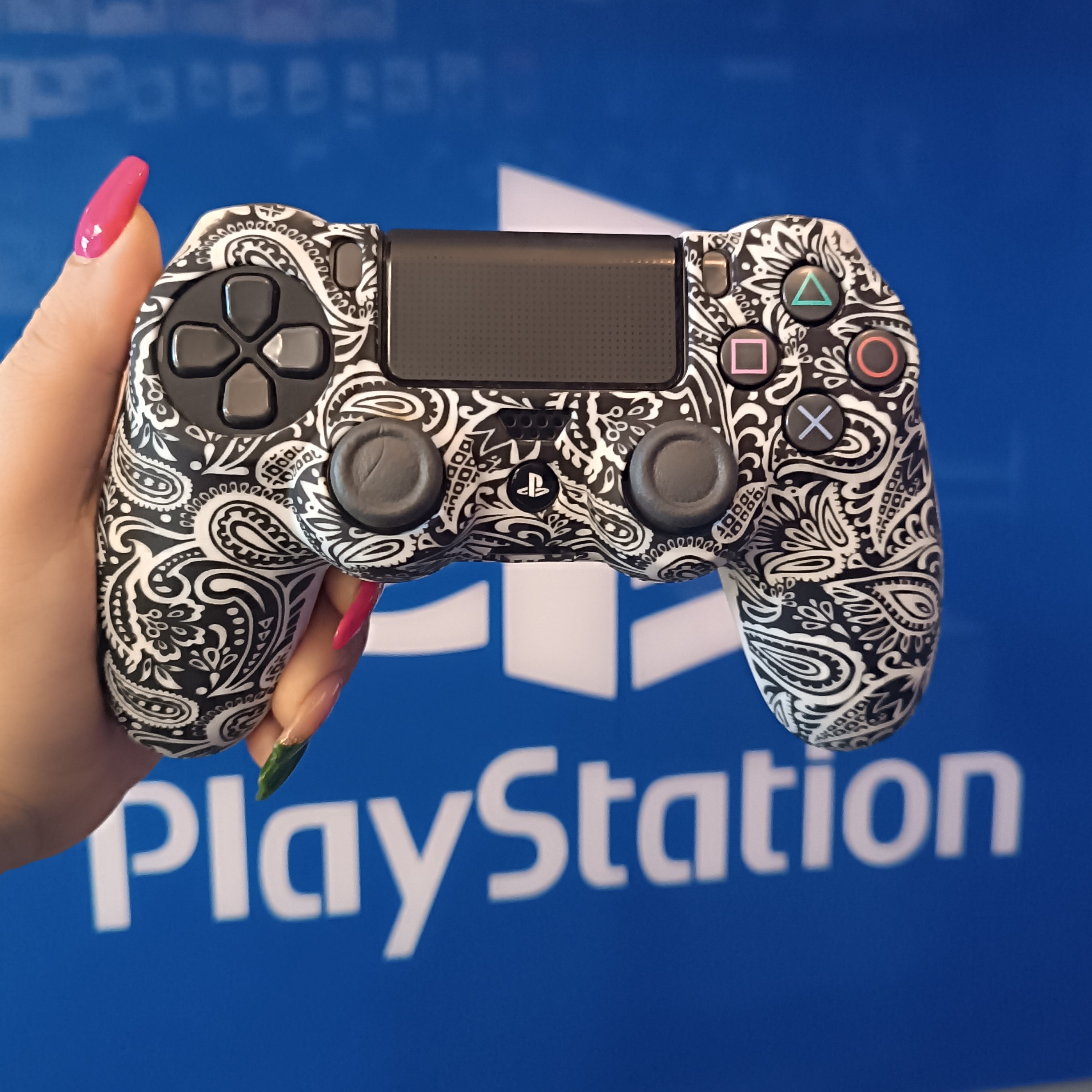 کاور دسته ps4 طرح سفیدمشکی