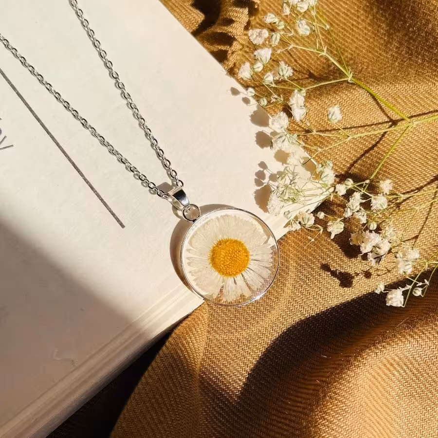گردنبند دستساز رزینی با گل طبیعی بابونه و زنجیر رنگ ثابت