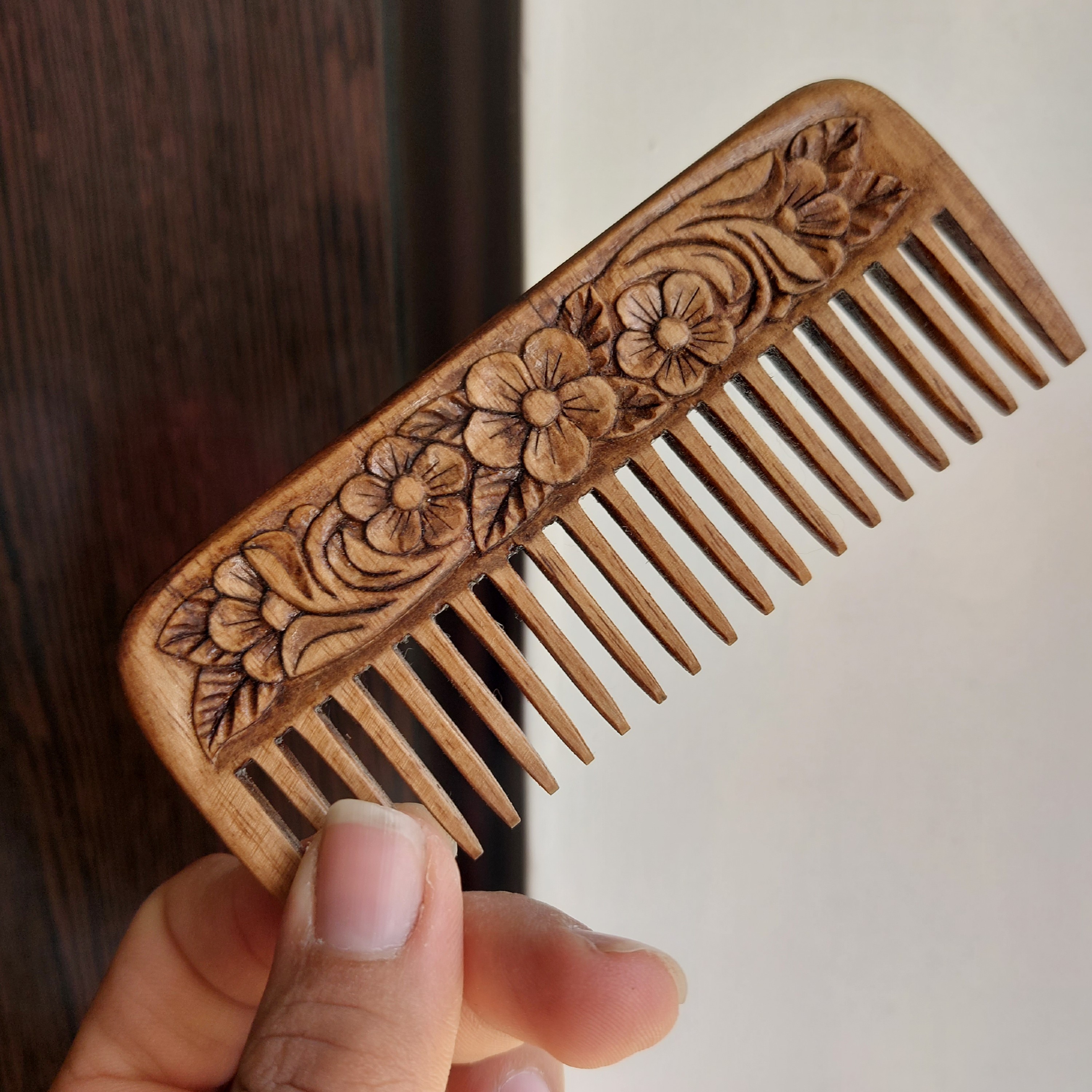  شانه چوبی دندانه درشت دست ساز با طرح سنتی و از چوب گردو چوبینک