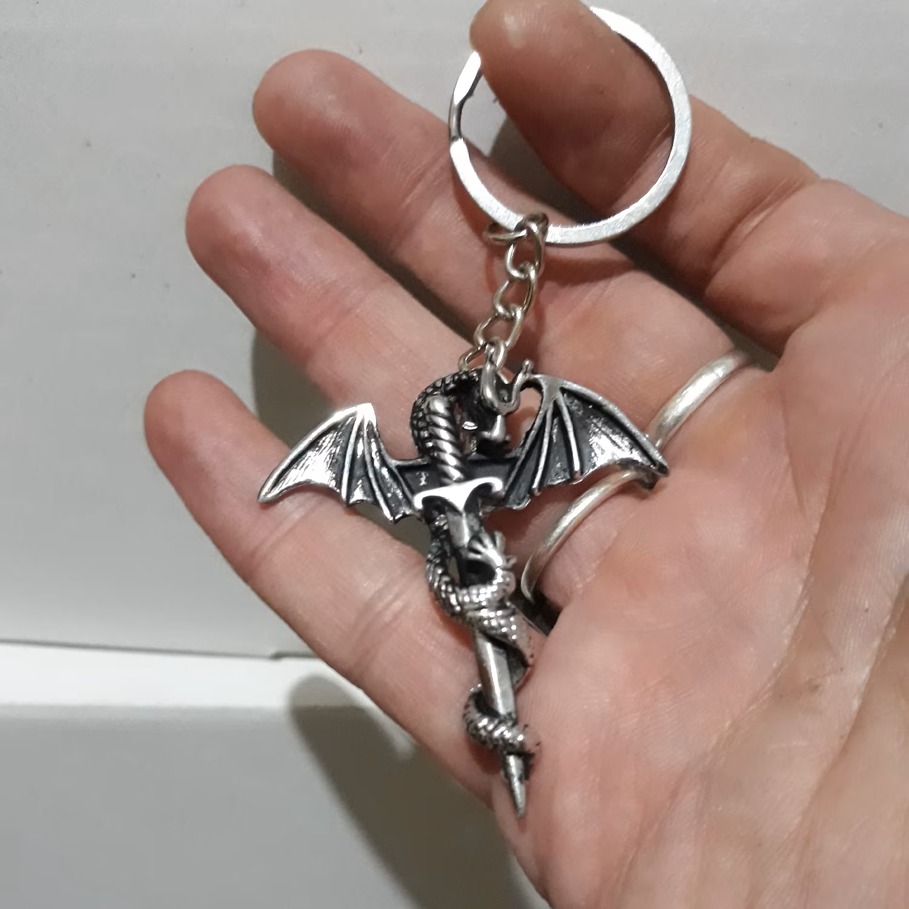 جاکلیدی جاسوئیچی اویز شمشیر واژدها تیتانیومی رنگ ثابت فوق زیبا وکمیاب