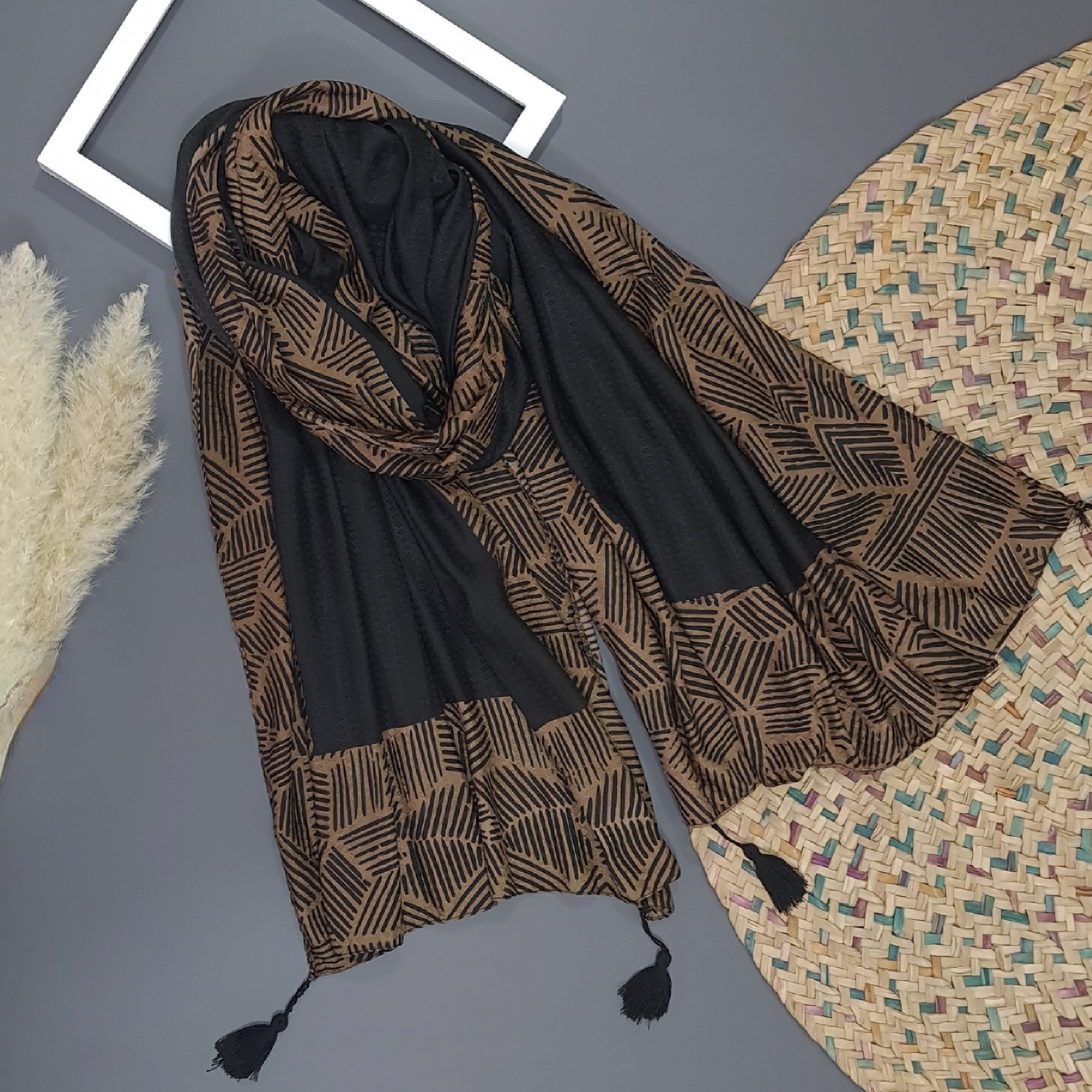 شال مشکی حاشیه دار با ابعاد 90 در 185