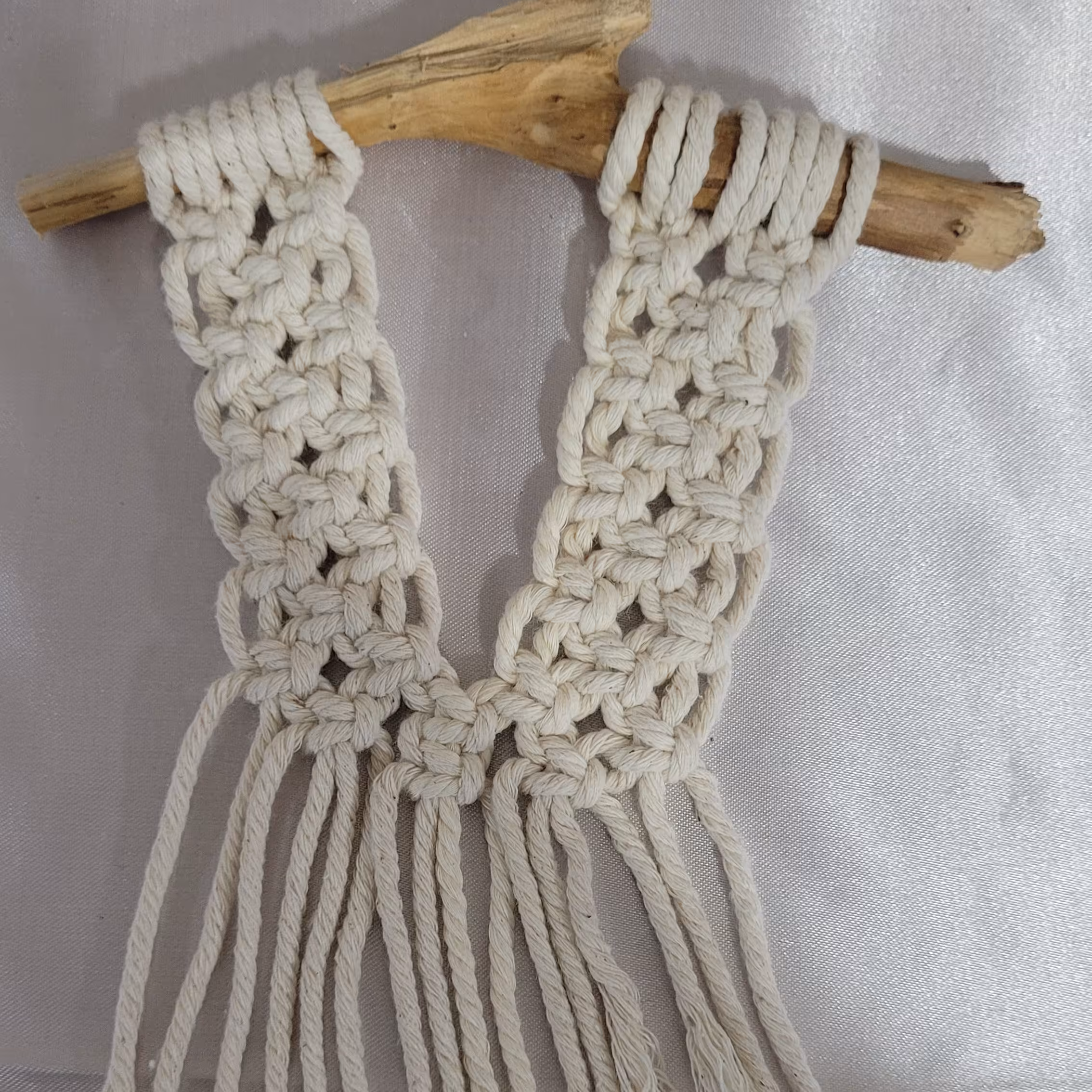 آویز کوچک مکرومه بافی به همراه چوب کوچک طبیعی