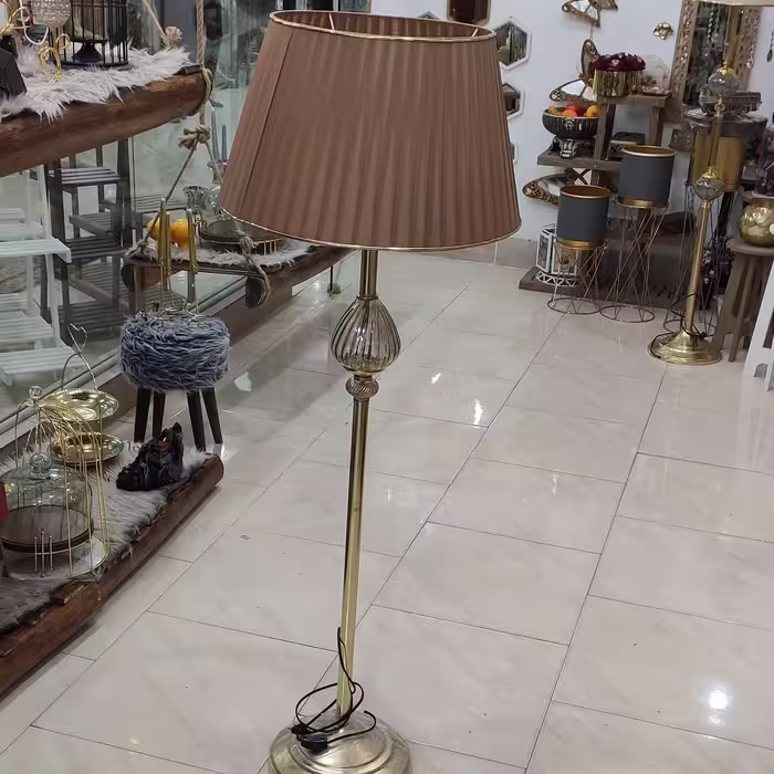 آباژور ایستاده