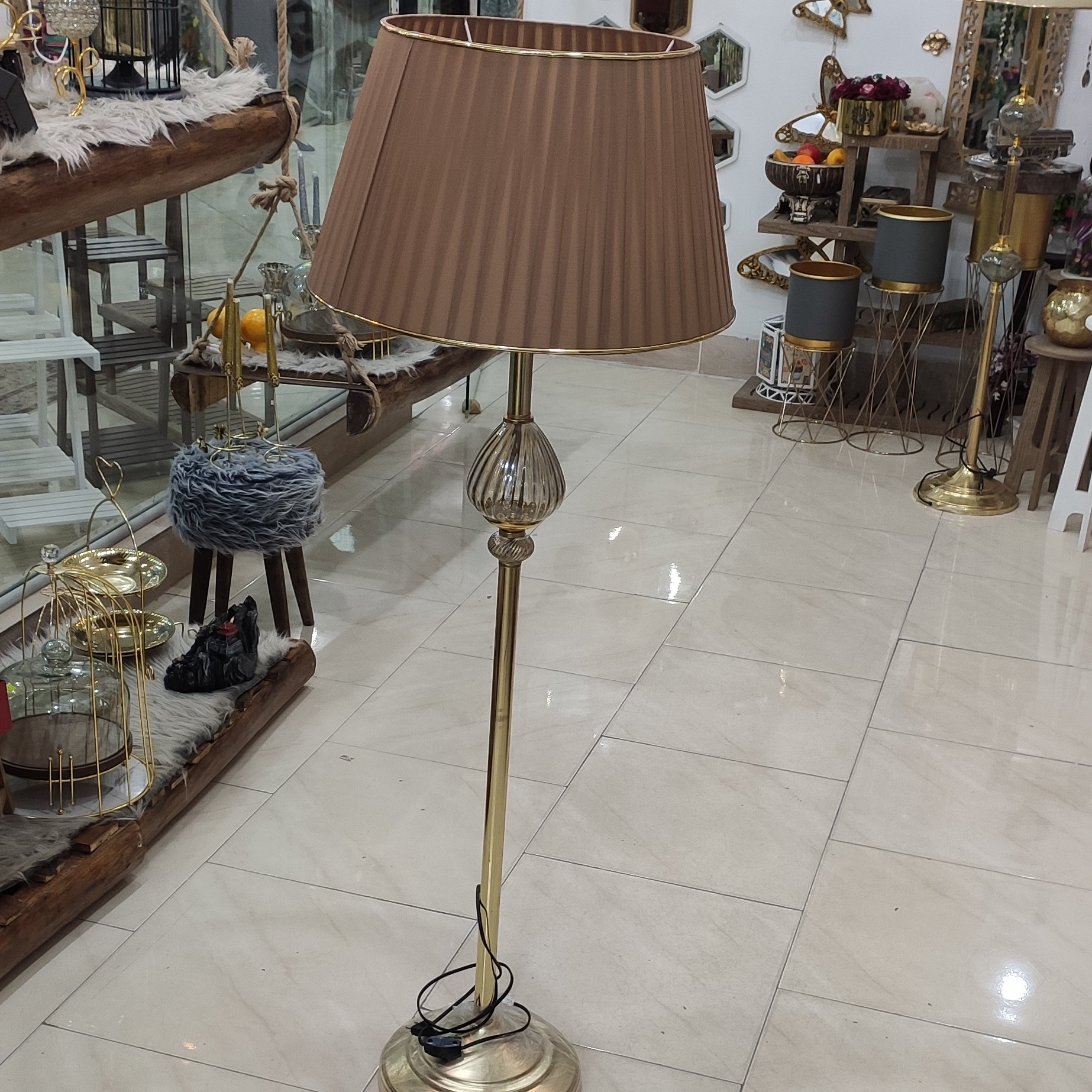 آباژور ایستاده