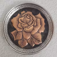 صنایع دستی قلمزنی گل رز  سینی مسی قطر 15 سانتی دست ساز